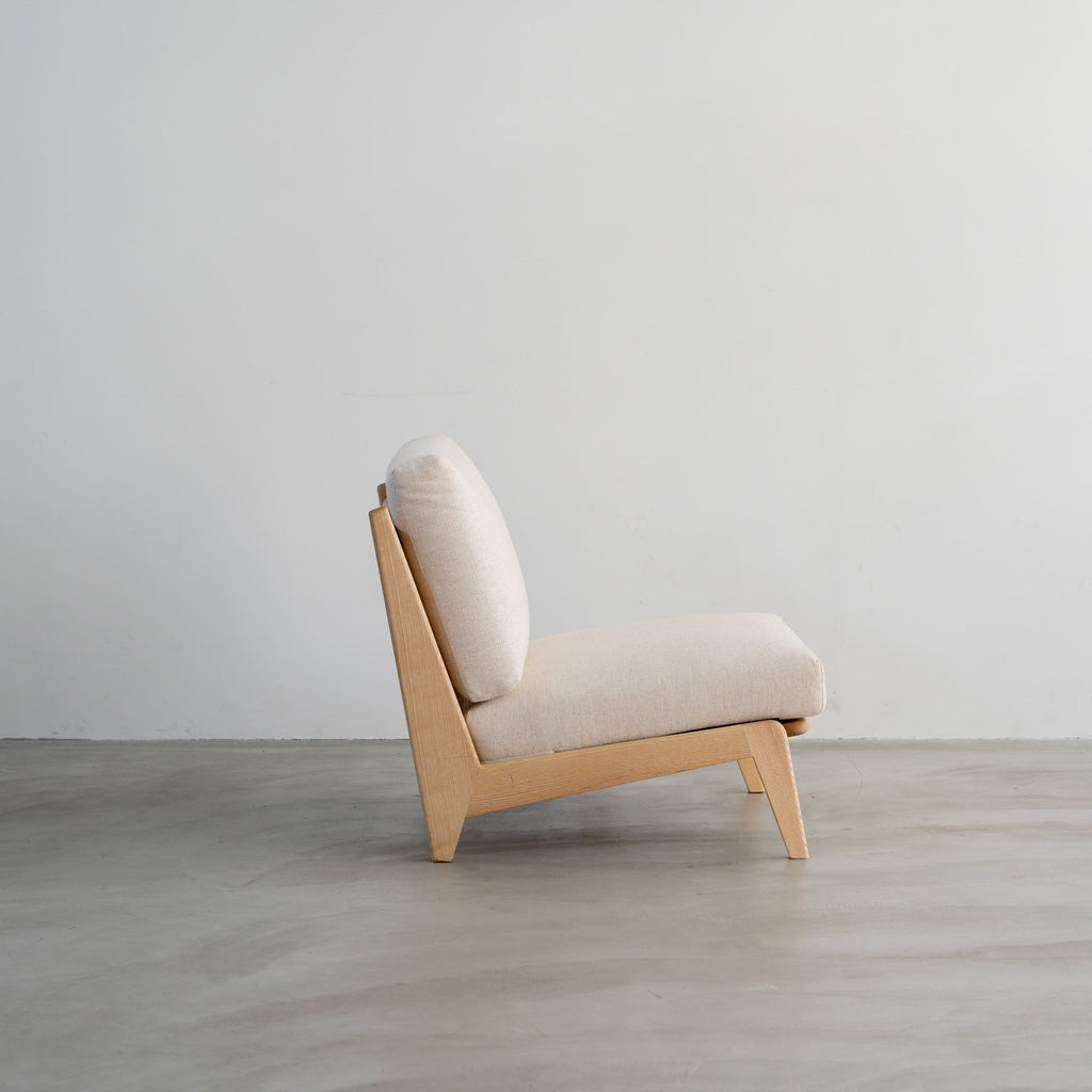 木製フレームの3人掛けソファ（アッシュ／アイボリー）