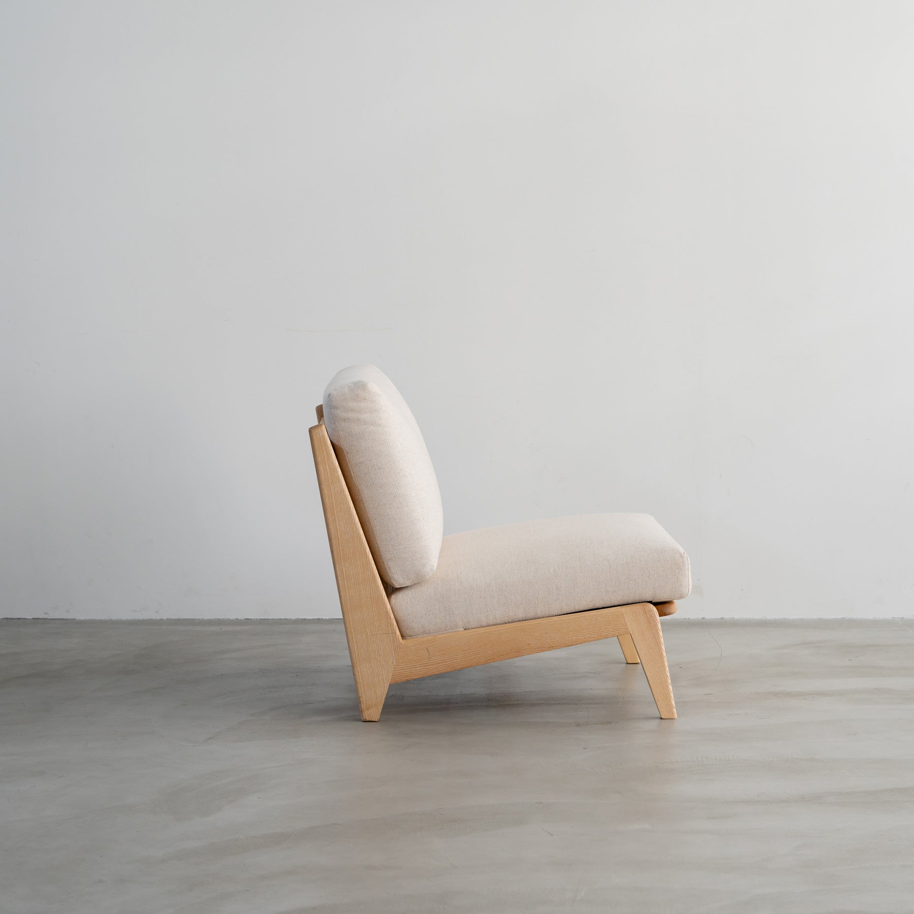 木製フレームの3人掛けソファ（アッシュ／アイボリー）