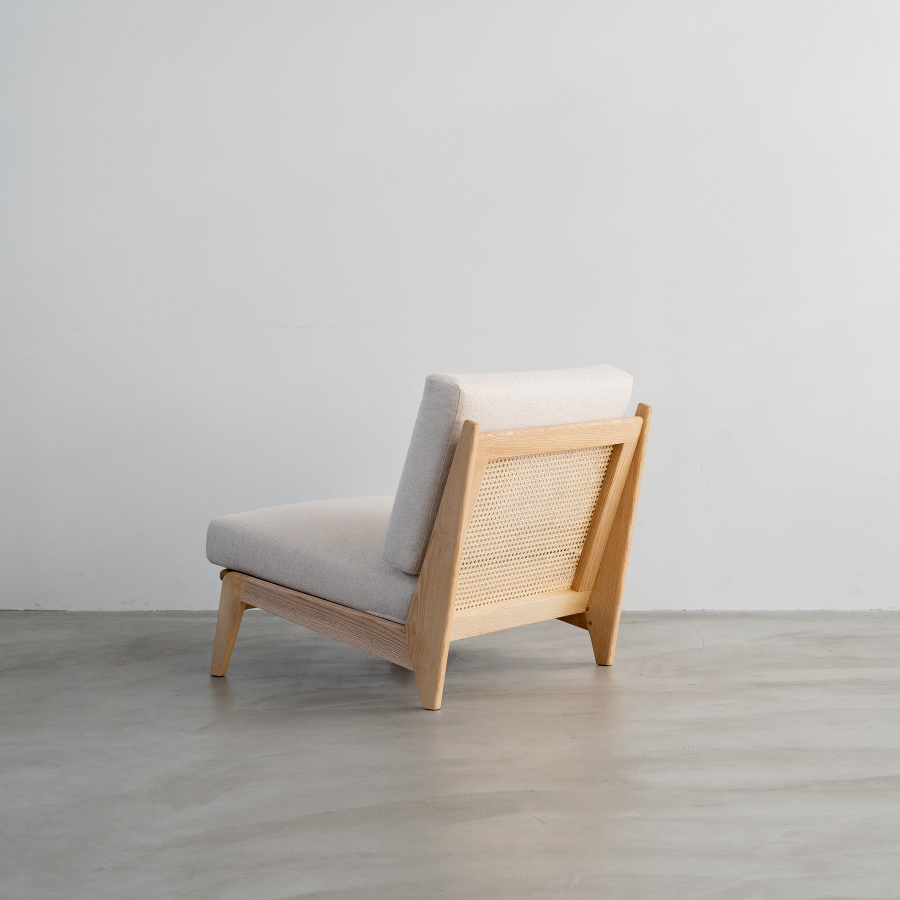 木製フレームの3人掛けソファ（アッシュ／アイボリー）