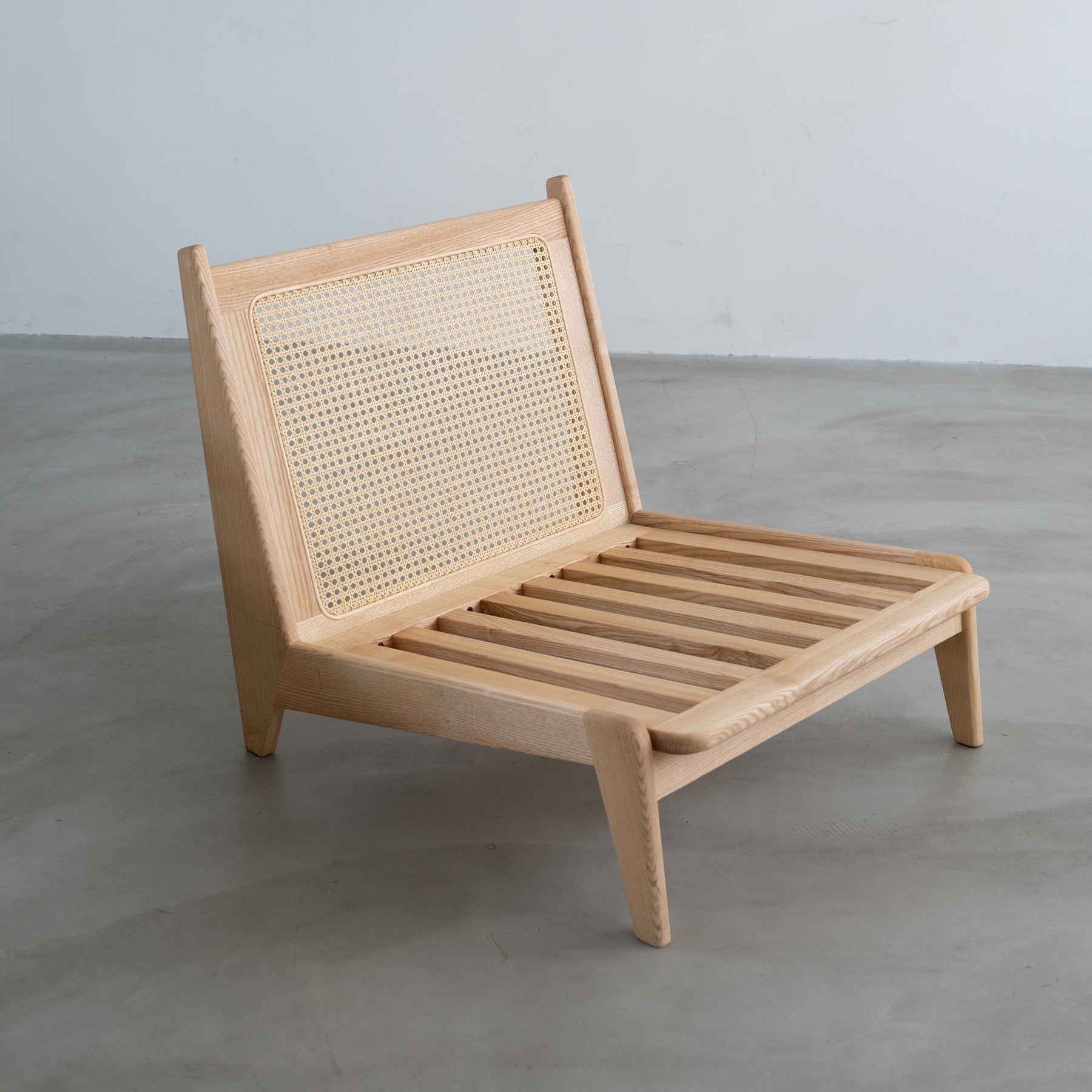 木製フレームの3人掛けソファ（アッシュ／アイボリー）