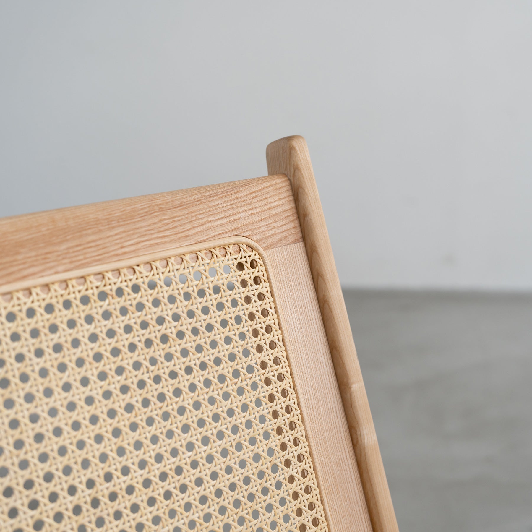 木製フレームの3人掛けソファ（アッシュ／アイボリー）