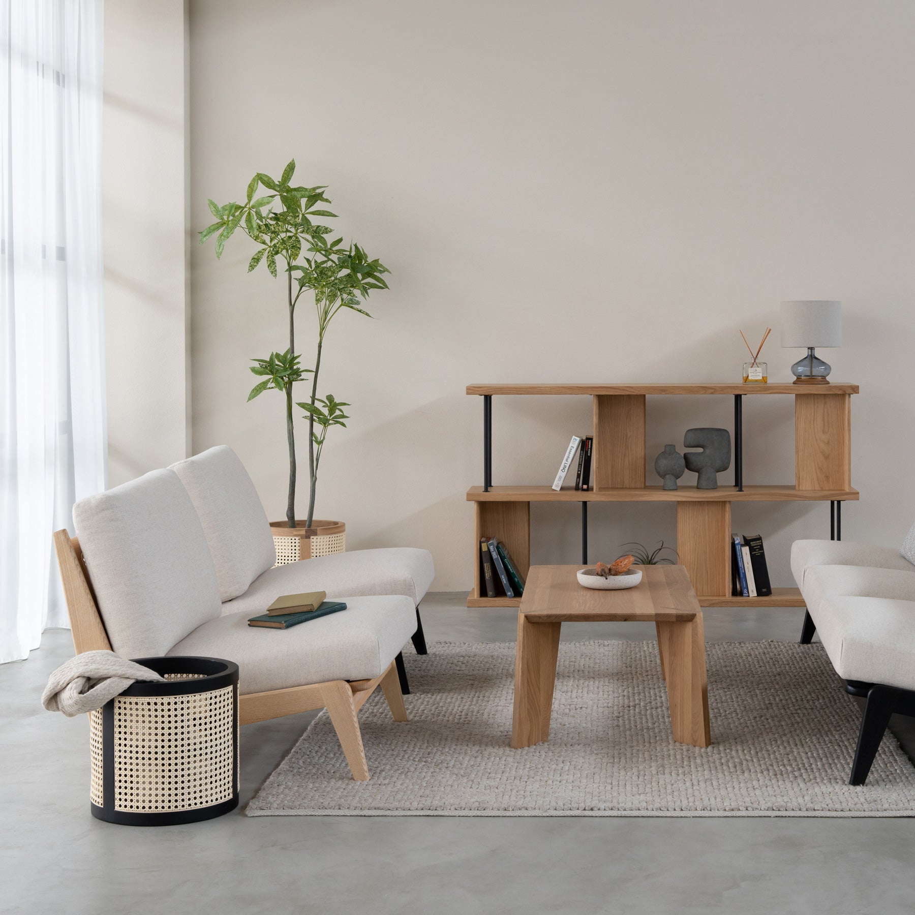 木製フレームの3人掛けソファ（アッシュ／アイボリー）