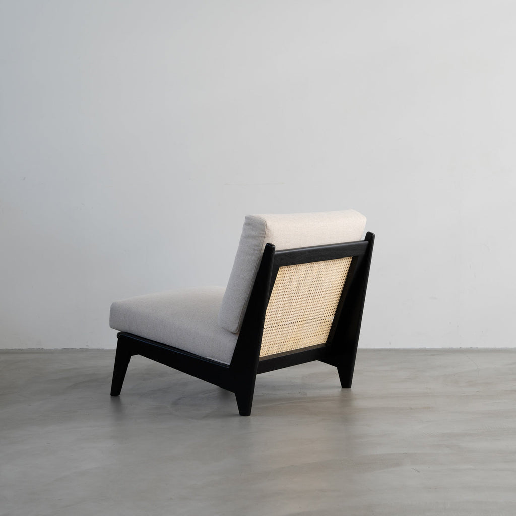 木製フレームの1人掛けソファ（ブラック／アイボリー）