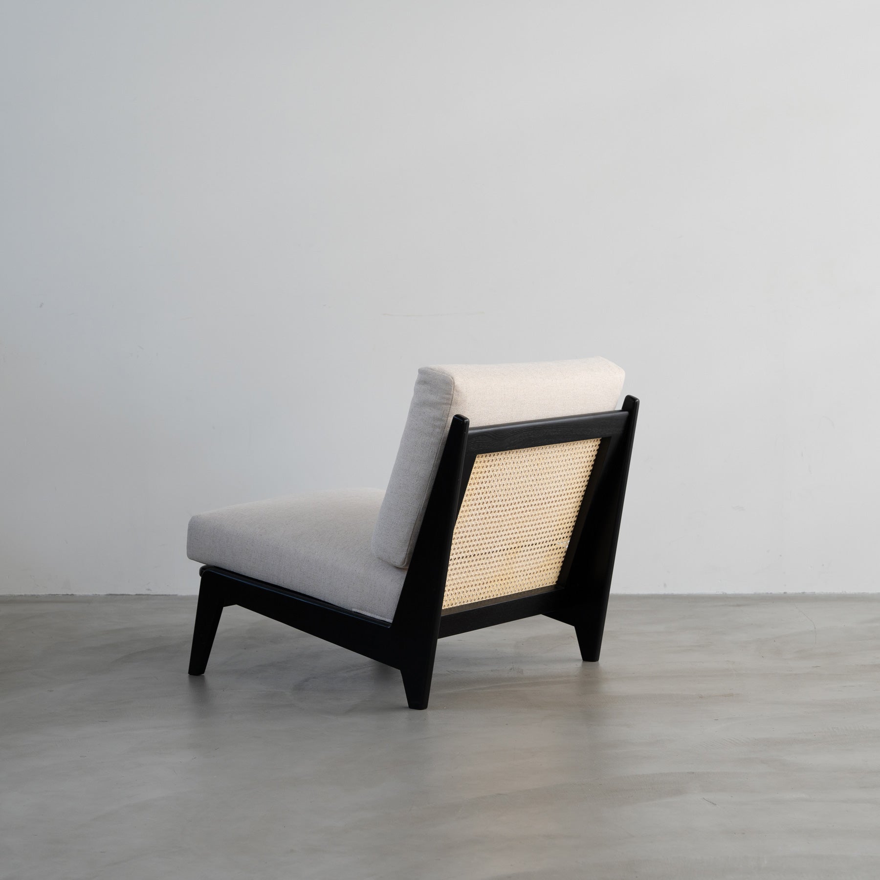 木製フレームの1人掛けソファ（ブラック／アイボリー）