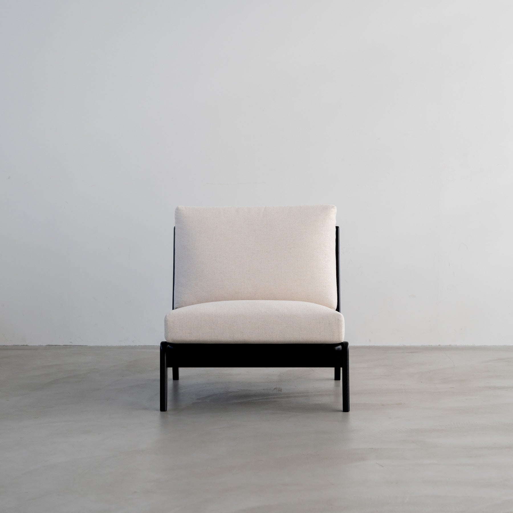 木製フレームの1人掛けソファ（ブラック／アイボリー）