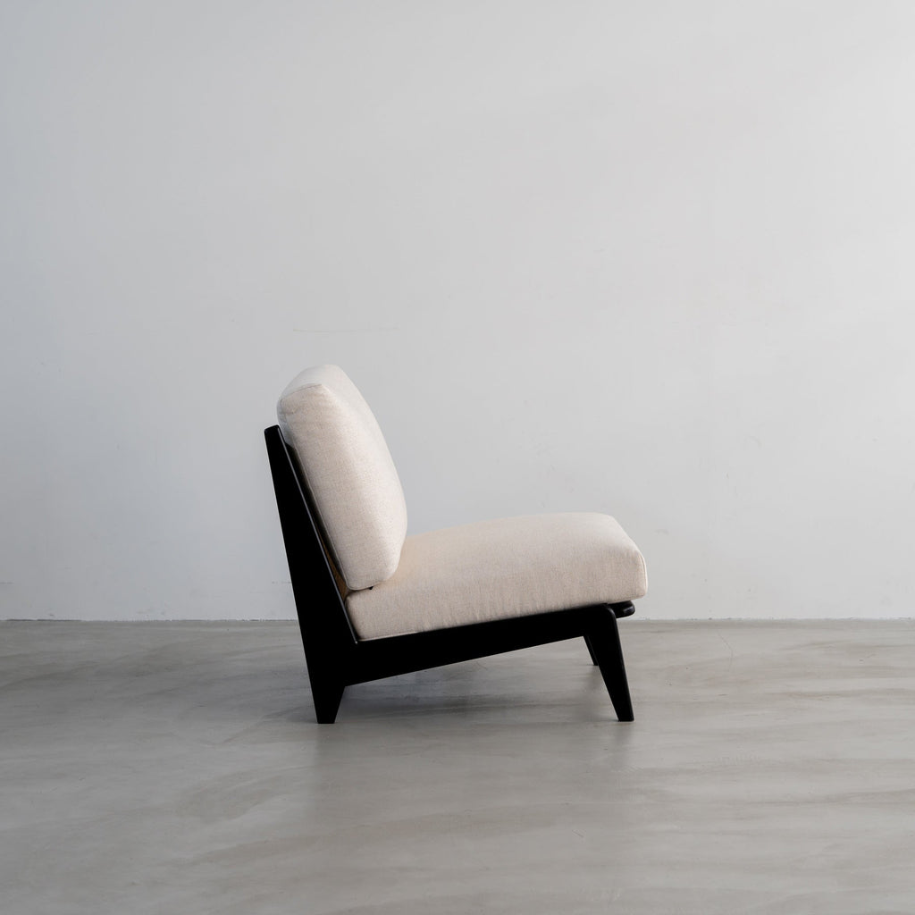 木製フレームの1人掛けソファ（ブラック／アイボリー）