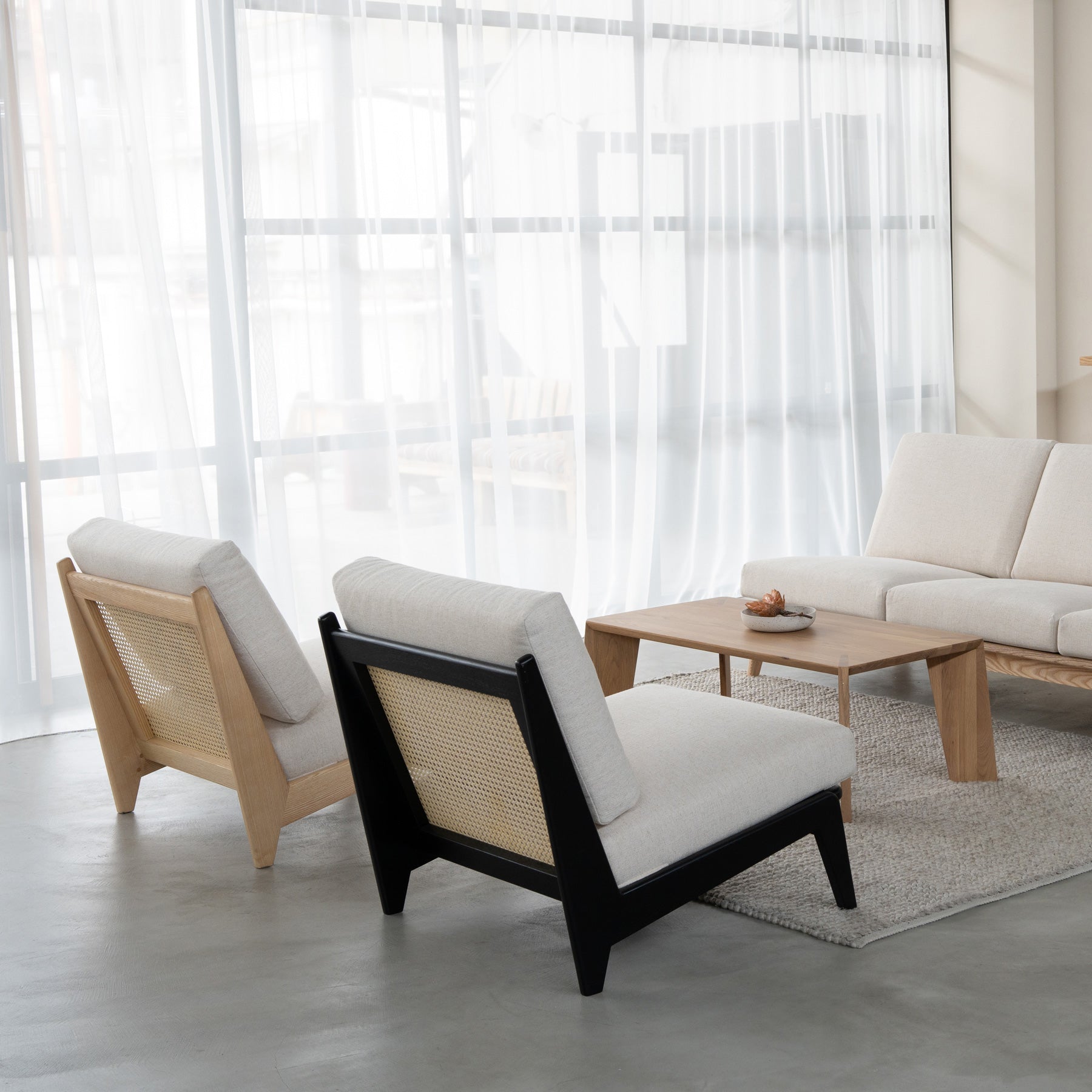 木製フレームの1人掛けソファ（ブラック／アイボリー）