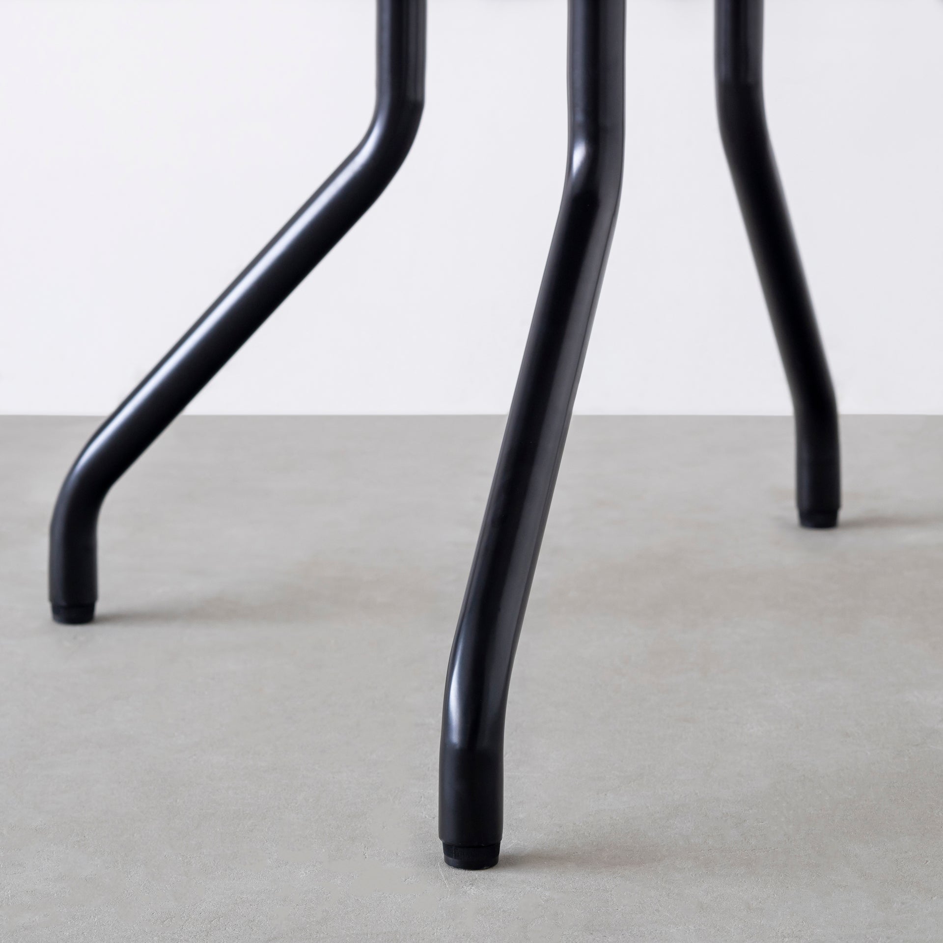 スマート造作カフェテーブル / ラバーウッド　黒スチール脚 4本脚 × ラウンド φ61 - 80