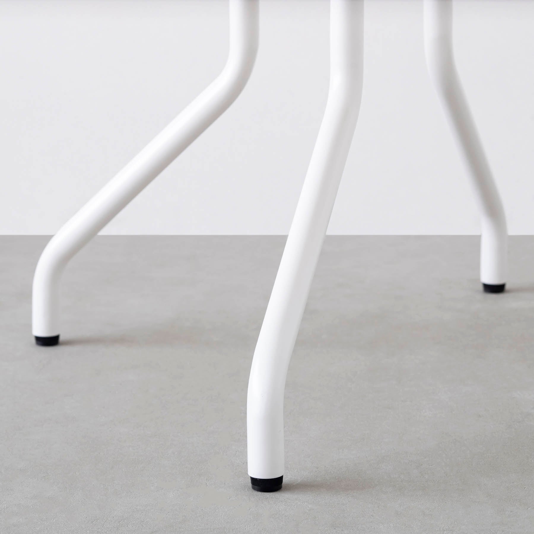 スマート造作カフェテーブル / ウォルナット　白スチール脚 4本脚 × ラウンド φ61 - 80