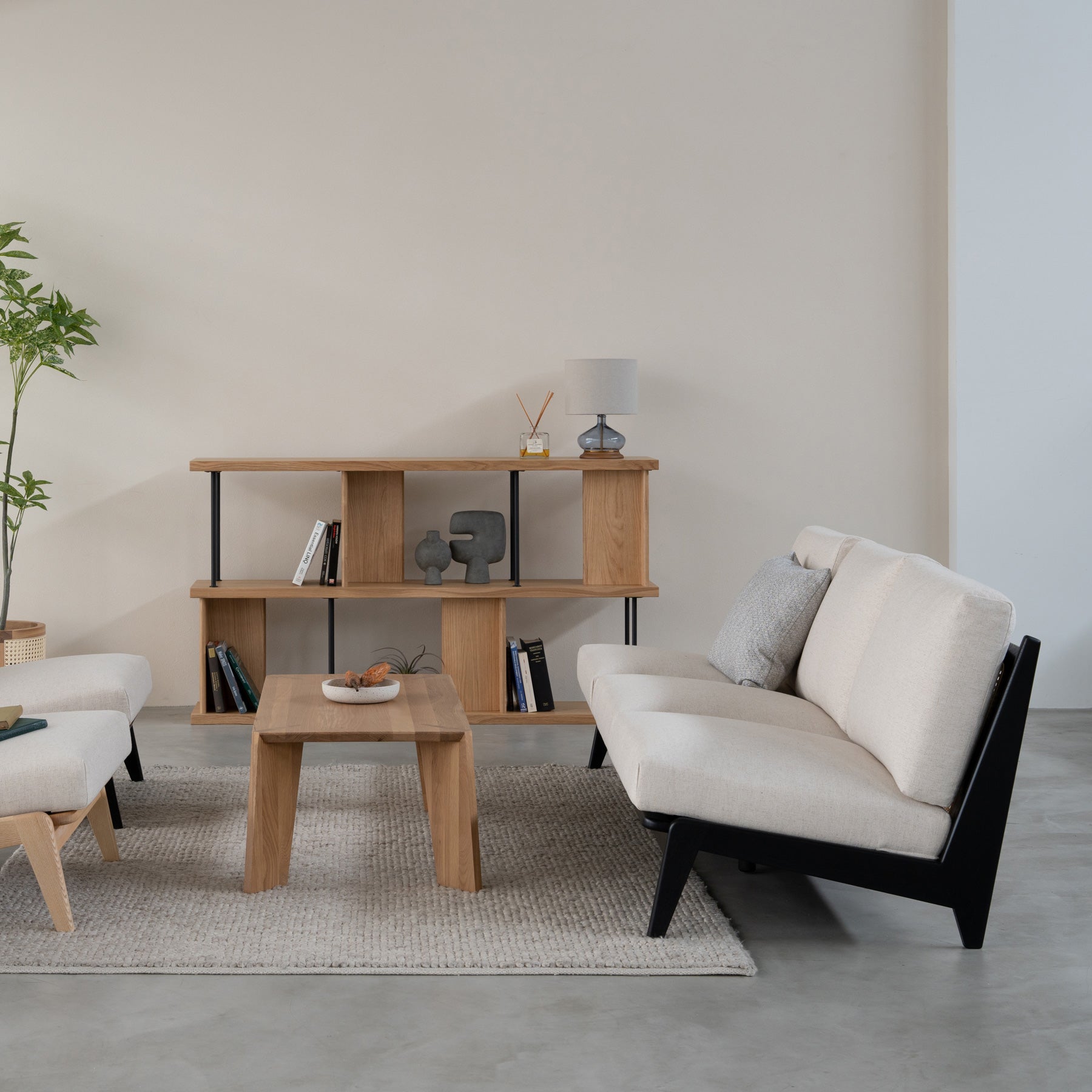 木製フレームの3人掛けソファ（ブラック／アイボリー）