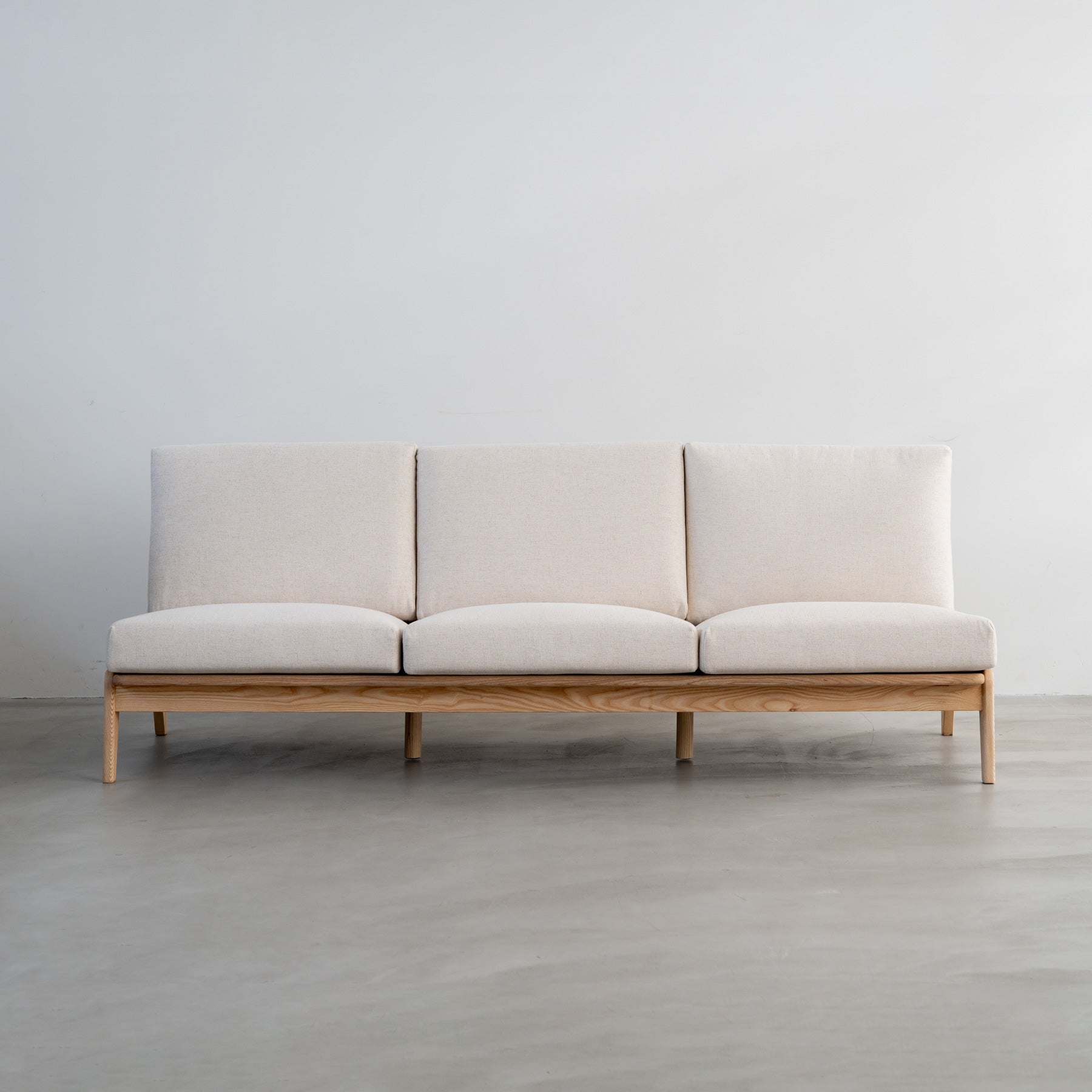 ナチュラルな木製フレームの アームレス ソファ　3 seater