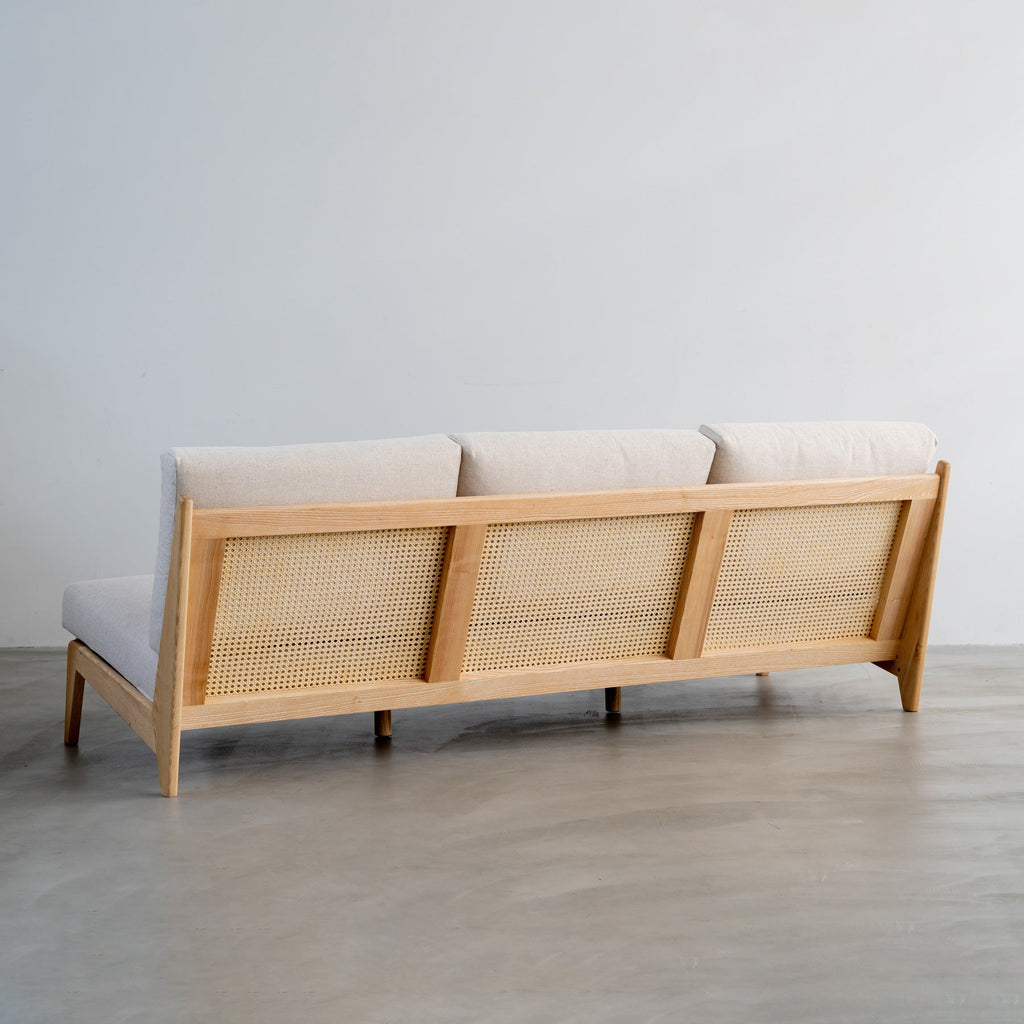 ナチュラルな木製フレームの アームレス ソファ　3 seater