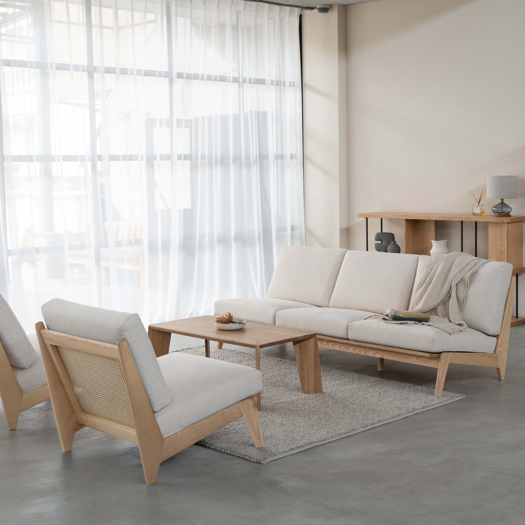 木製フレームの3人掛けソファ（アッシュ／アイボリー）