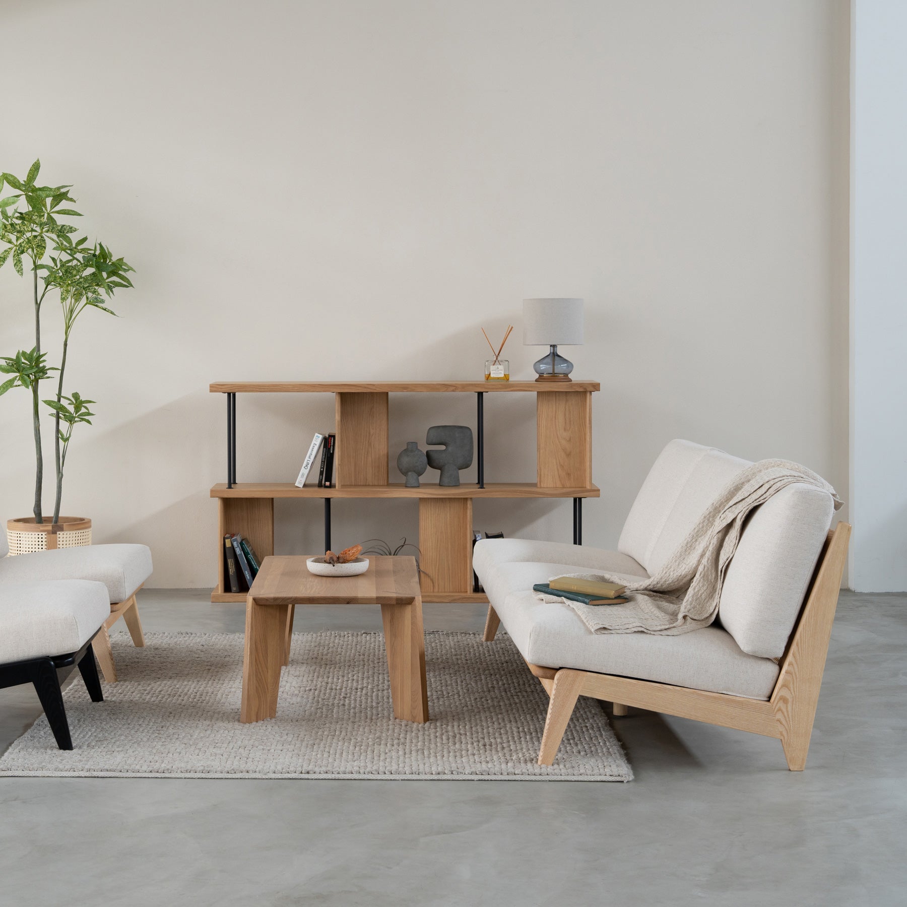 木製フレームの3人掛けソファ（アッシュ／アイボリー）