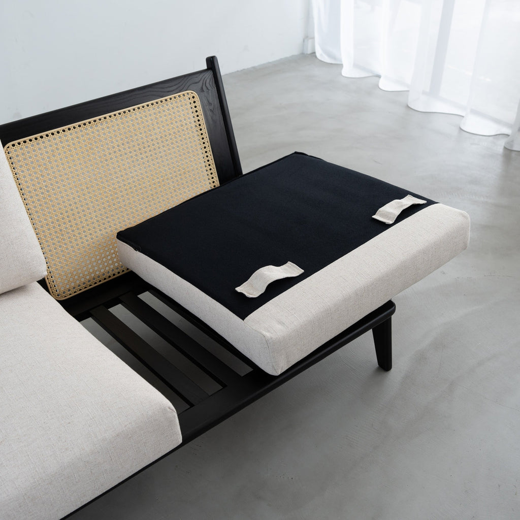 木製フレームの3人掛けソファ（ブラック／アイボリー）