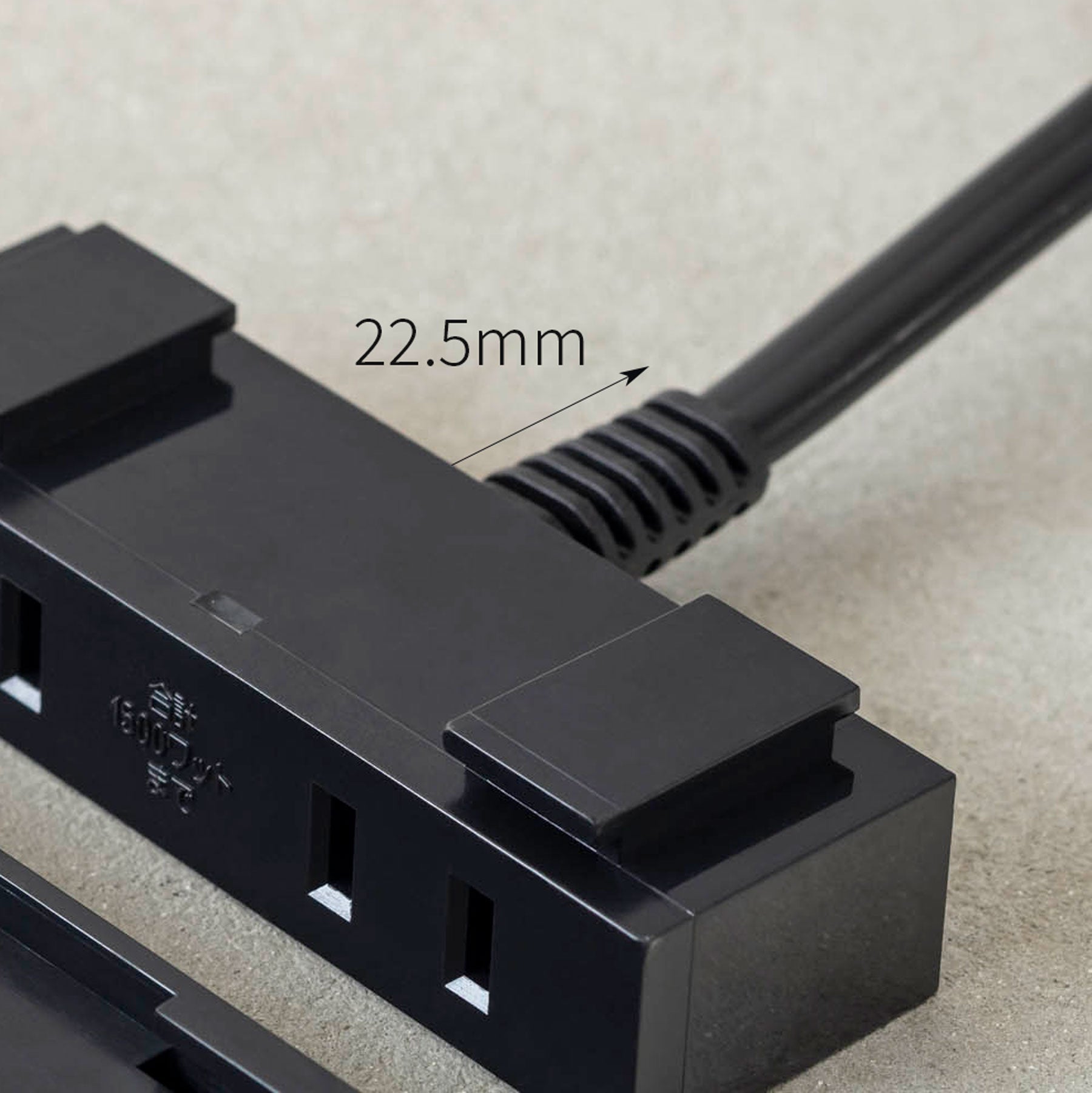 テーブル天板に取り付けられるコンセント