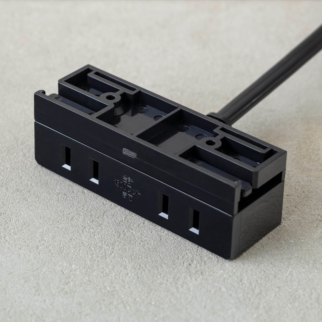 テーブル天板に取り付けられるコンセント