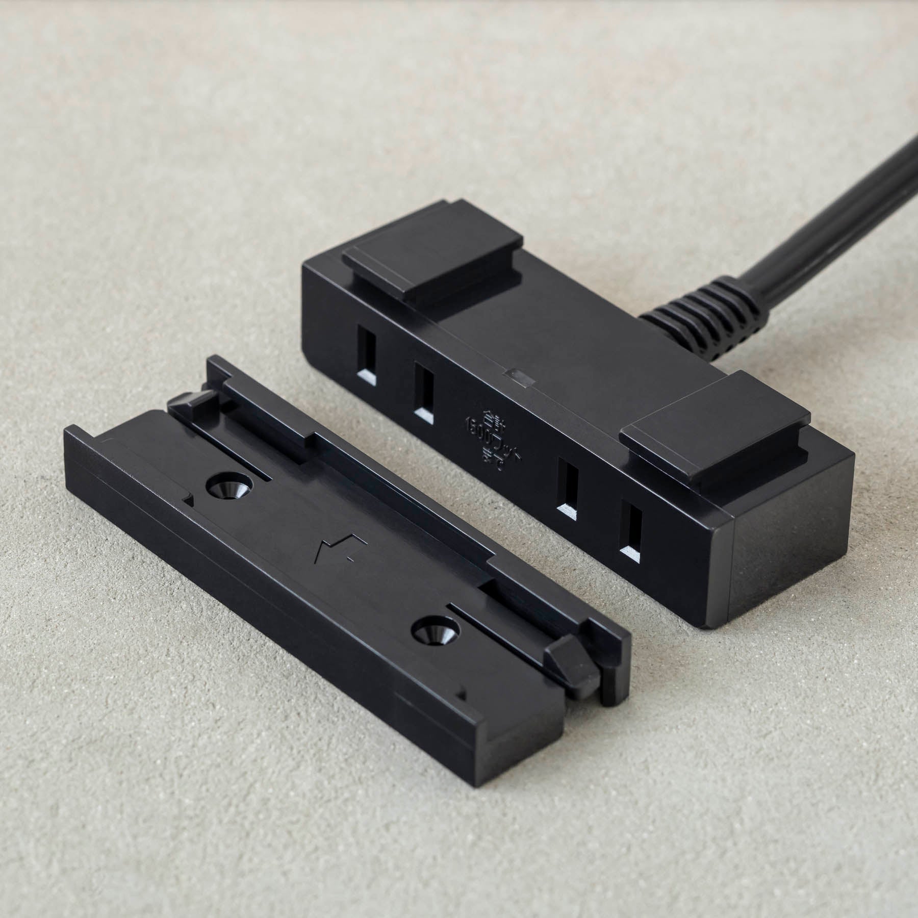 テーブル天板に取り付けられるコンセント