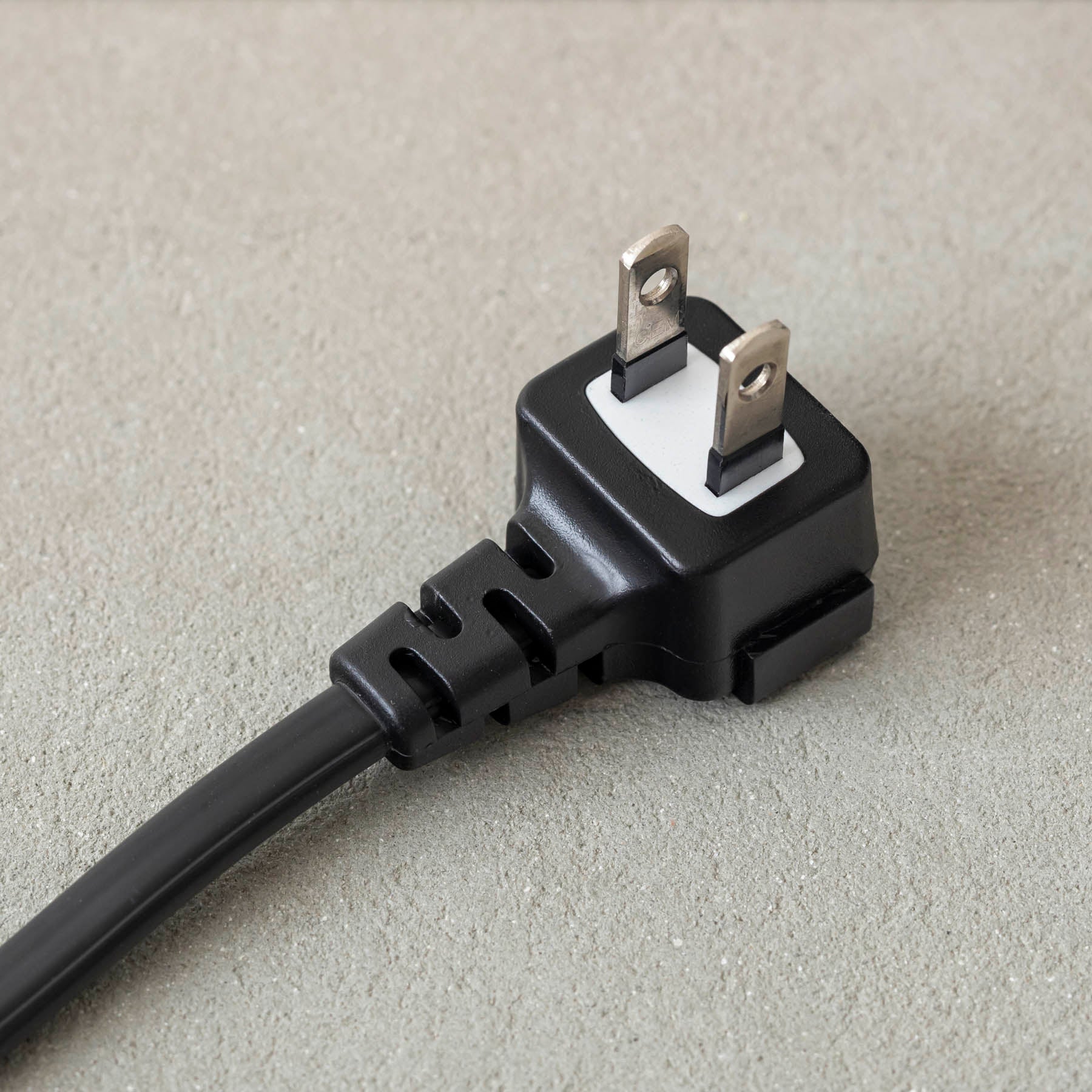 テーブル天板に取り付けられるコンセント