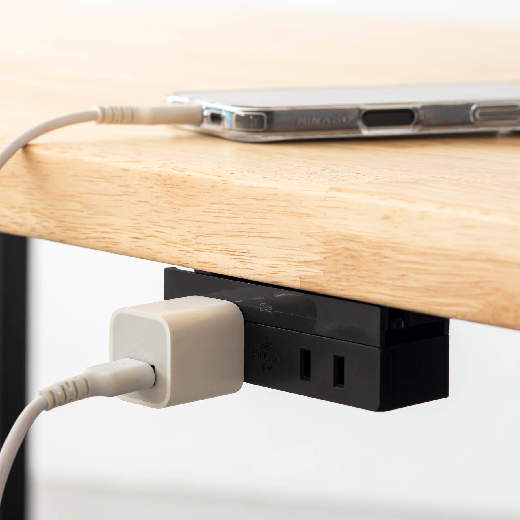 テーブル天板に取り付けられるコンセント