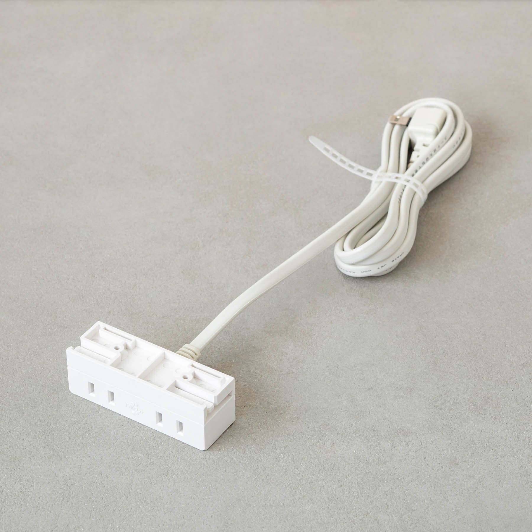 テーブル天板に取り付けられるコンセント