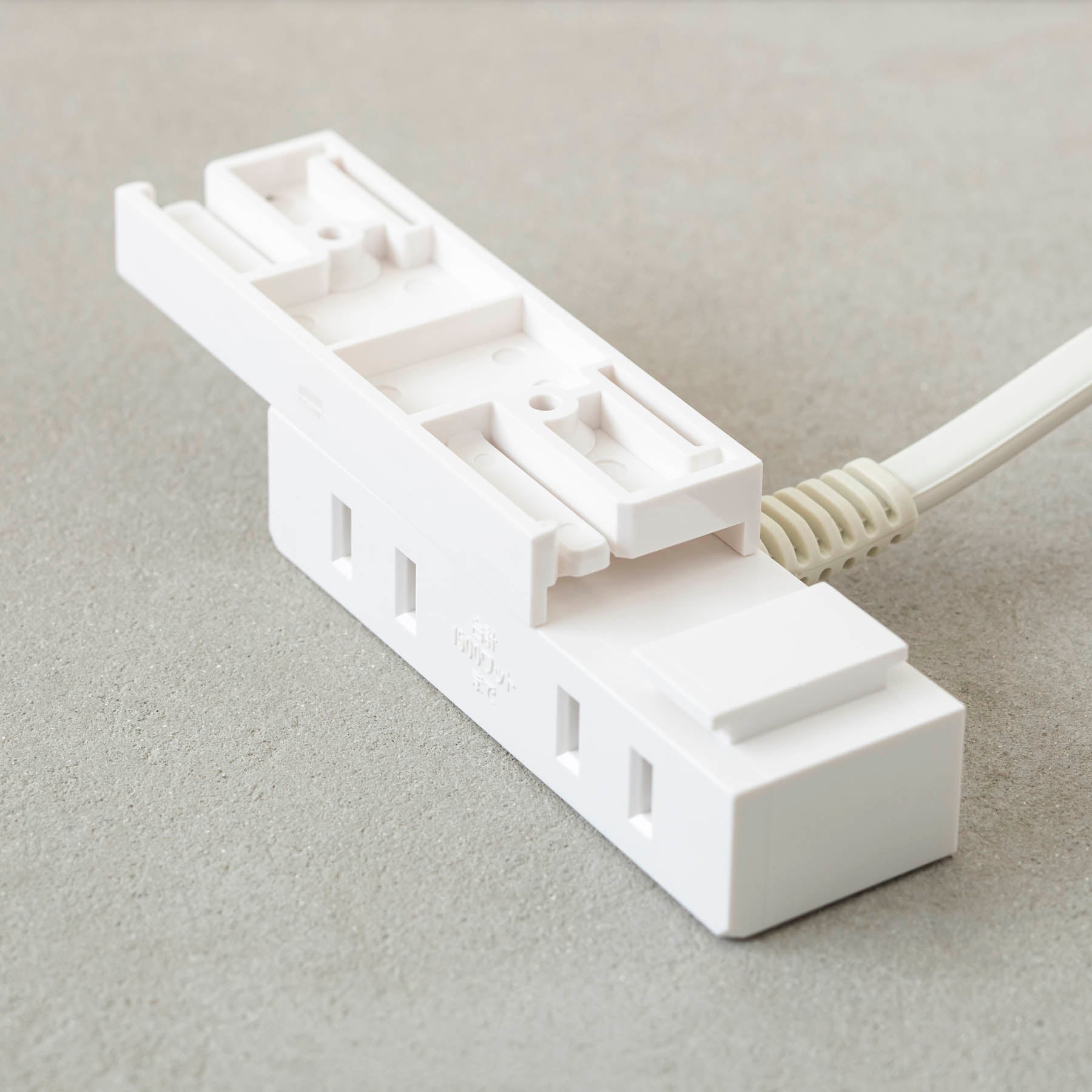 テーブル天板に取り付けられるコンセント