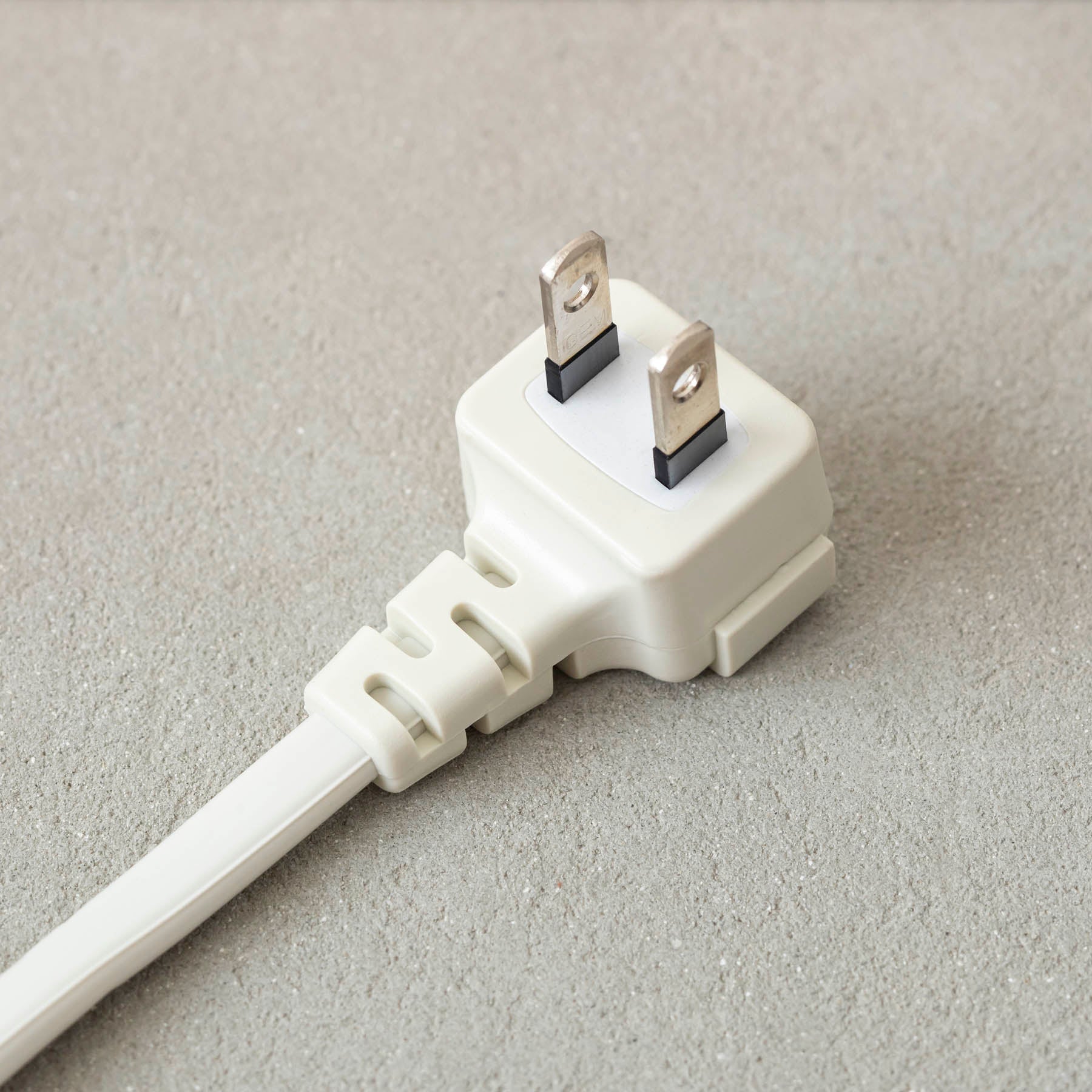 テーブル天板に取り付けられるコンセント