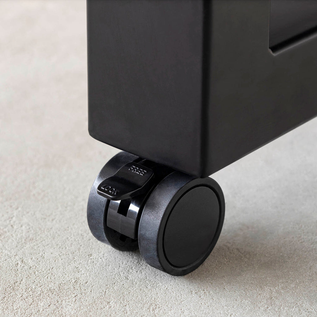 テーブル脚に取り付けられるキャスター