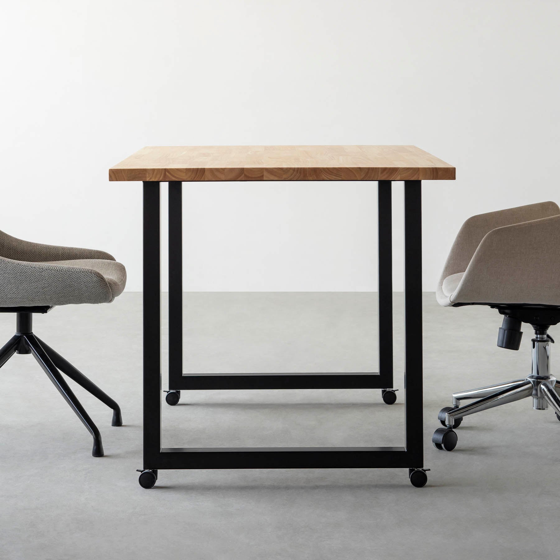 テーブル脚に取り付けられるキャスター