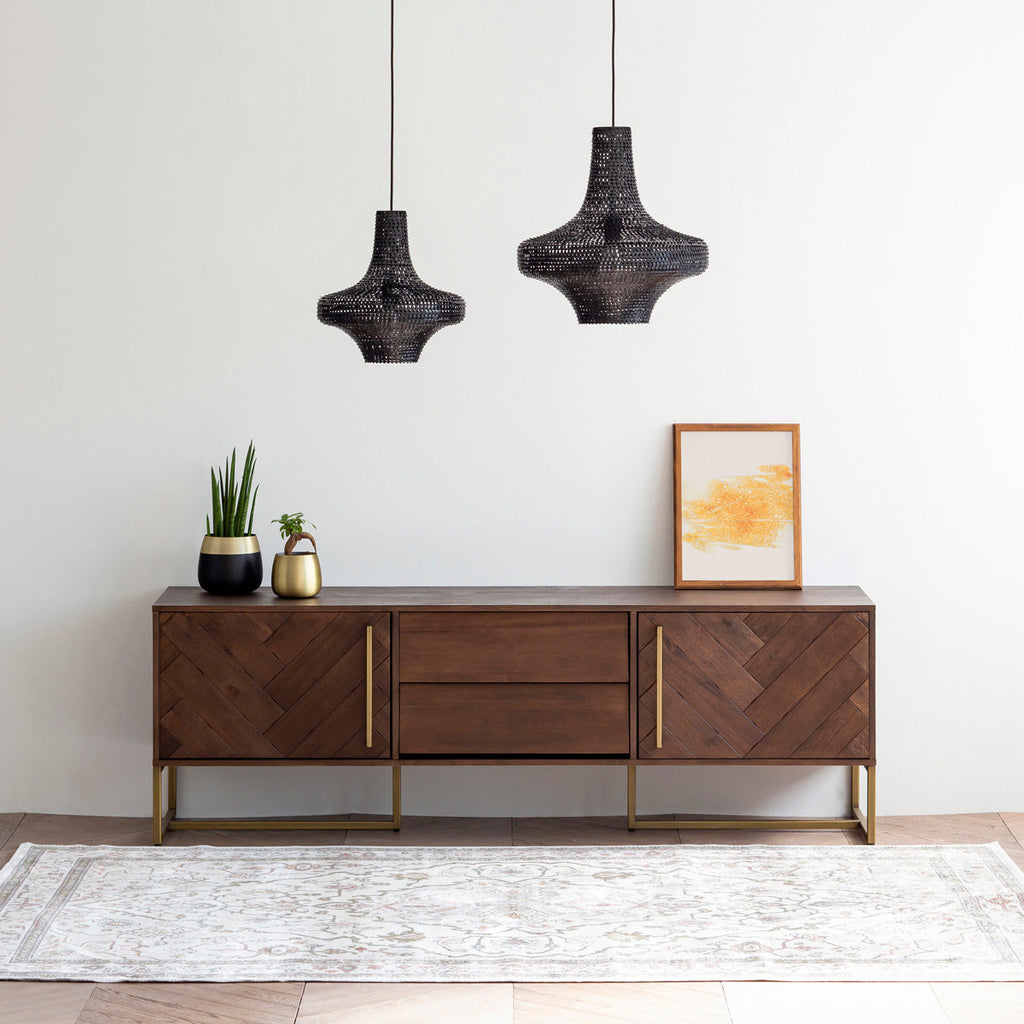 手作りの鉄のシェードを漆塗りで仕上げたアジアン・シノワズリテイストのペンダントライトMの使用例2