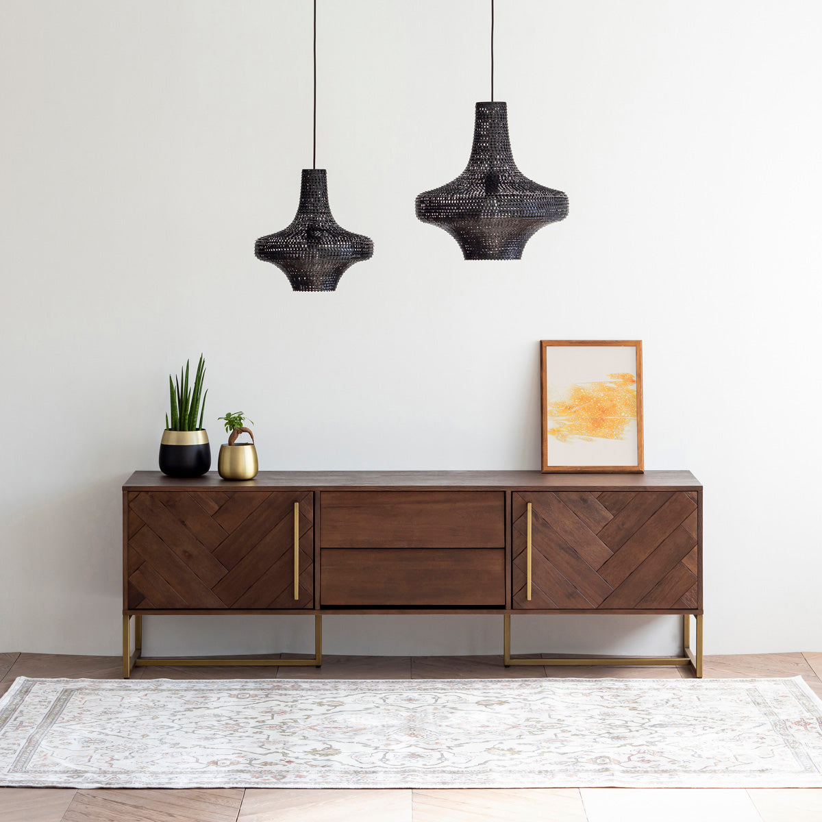 手作りの鉄のシェードを漆塗りで仕上げたアジアン・シノワズリテイストのペンダントライトMの使用例2