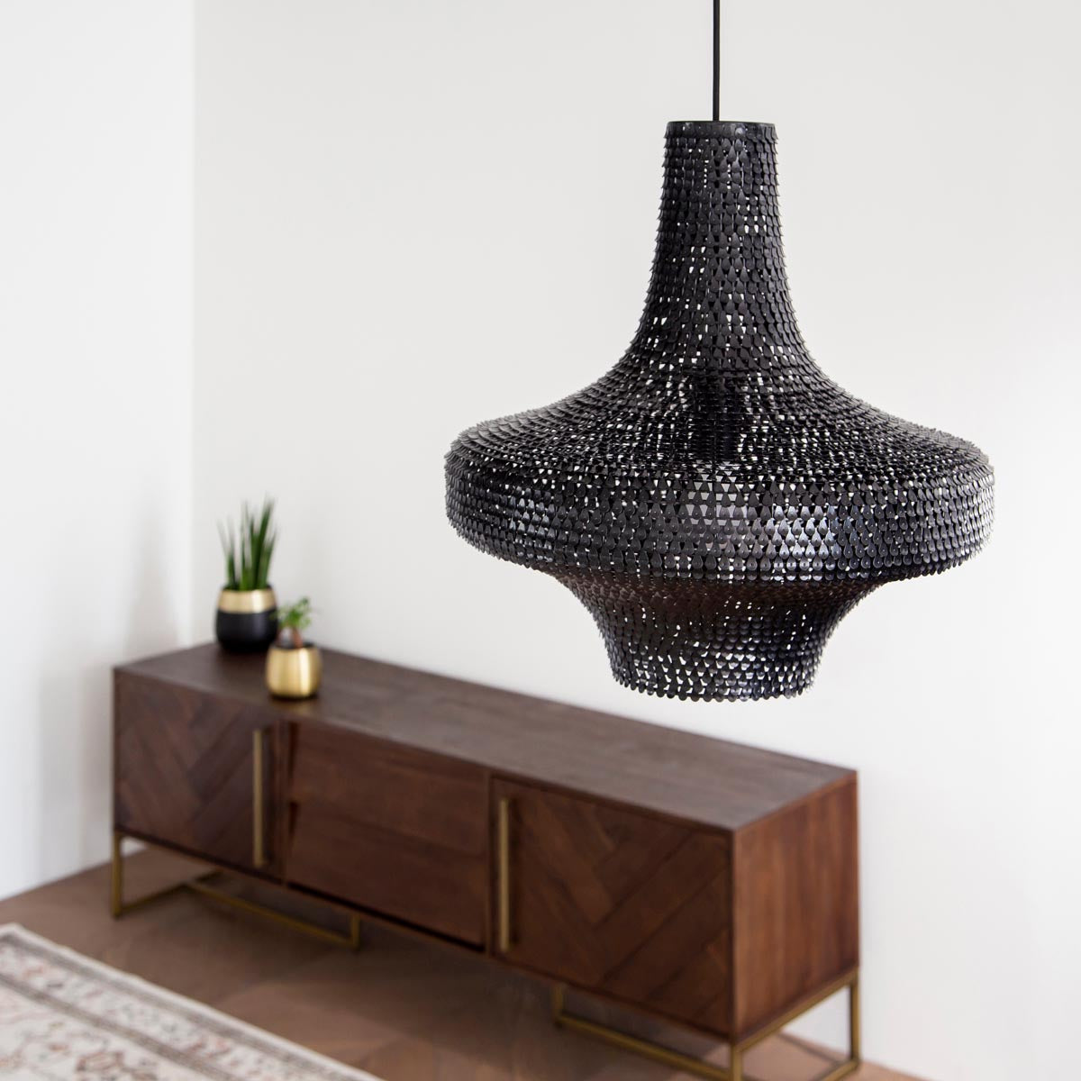 手作りの鉄のシェードを漆塗りで仕上げたアジアン・シノワズリテイストのペンダントライトLの使用例