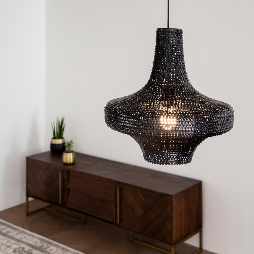 手作りの鉄のシェードを漆塗りで仕上げたアジアン・シノワズリテイストのペンダントライトLの使用例（点灯時）