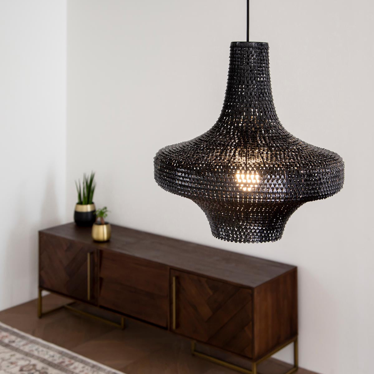 手作りの鉄のシェードを漆塗りで仕上げたアジアン・シノワズリテイストのペンダントライトLの使用例（点灯時）