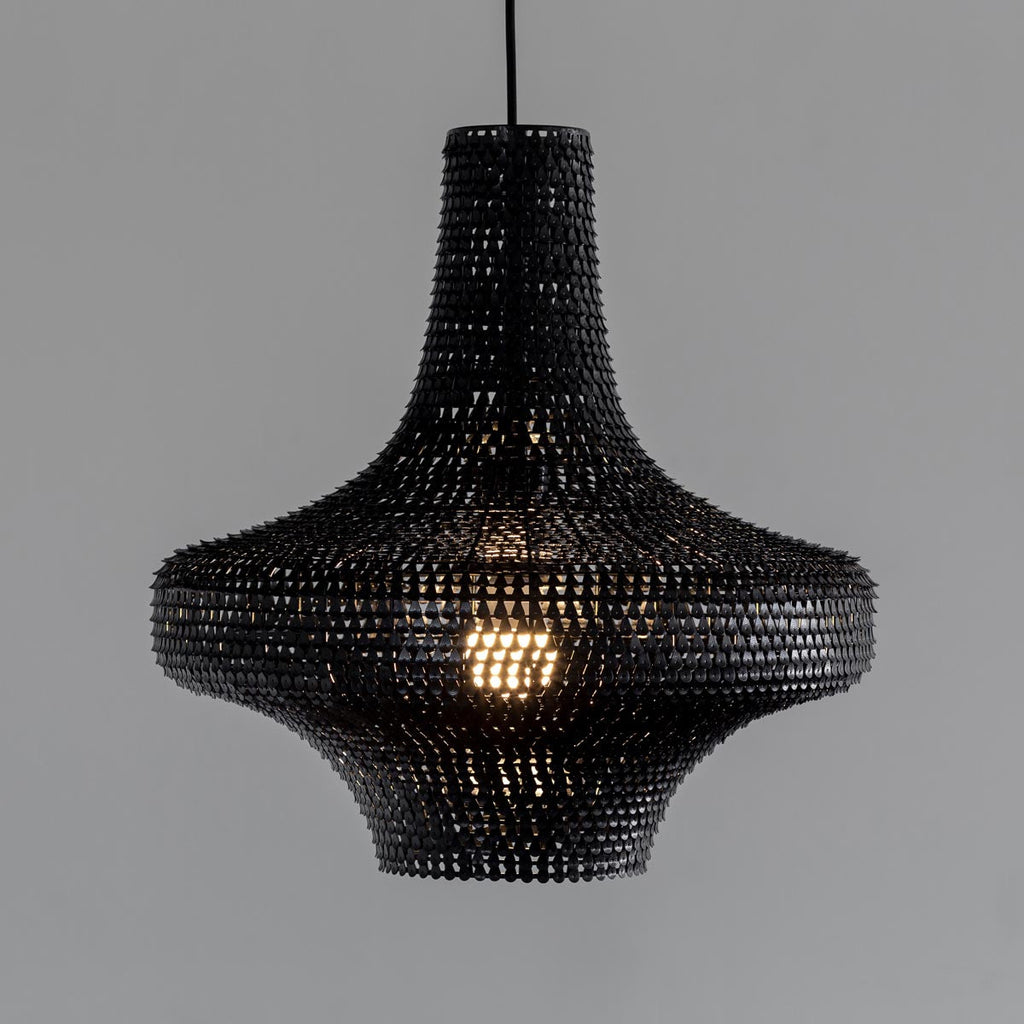 手作りの鉄のシェードを漆塗りで仕上げたアジアン・シノワズリテイストのペンダントライトL（点灯時）