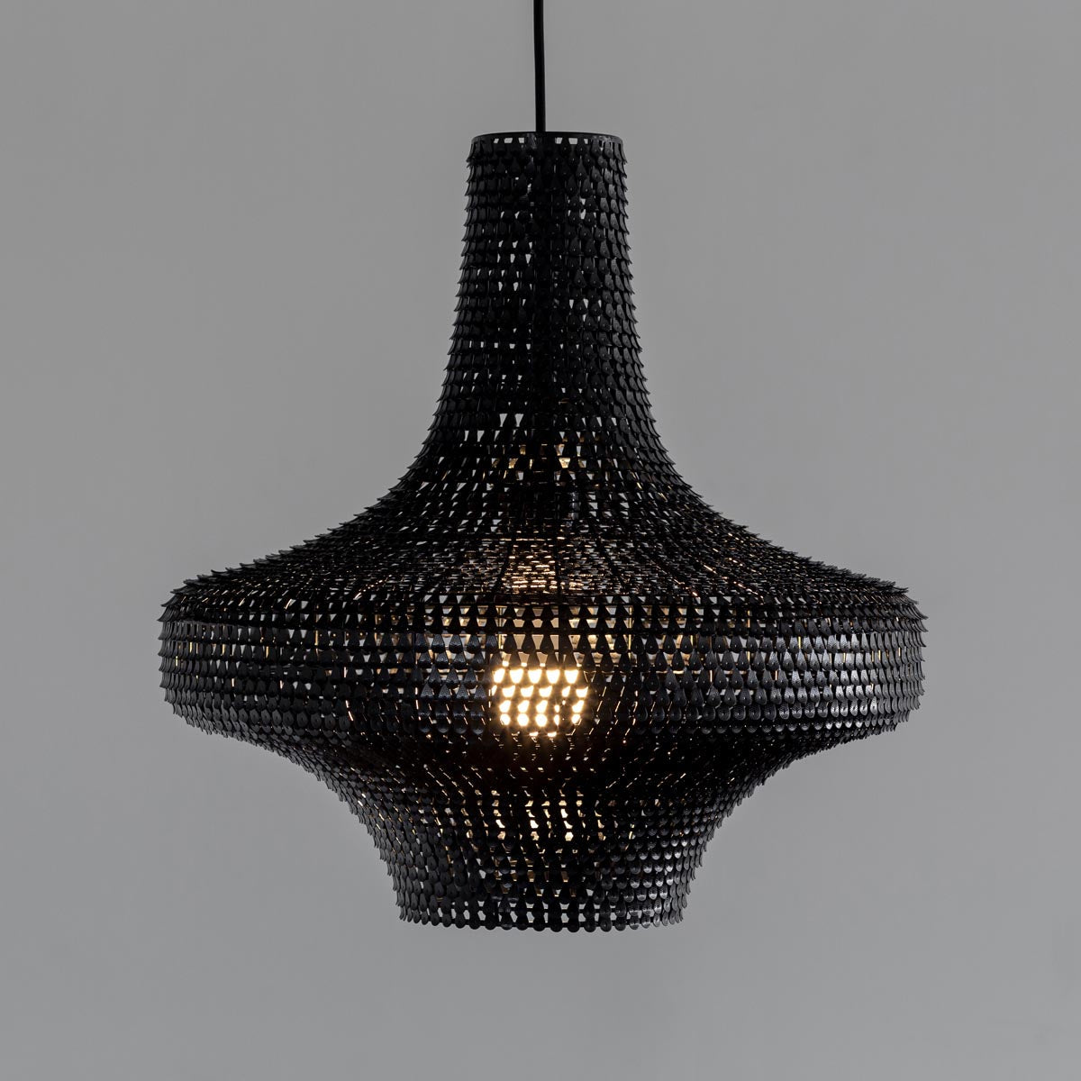 手作りの鉄のシェードを漆塗りで仕上げたアジアン・シノワズリテイストのペンダントライトL（点灯時）