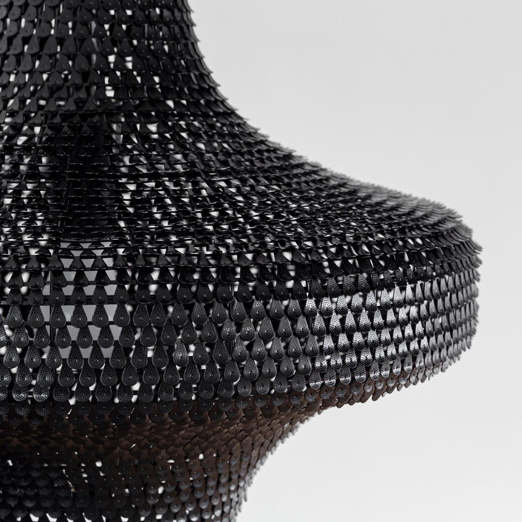 手作りの鉄のシェードを漆塗りで仕上げたアジアン・シノワズリテイストのペンダントライトL（シェード・クローズアップ1）