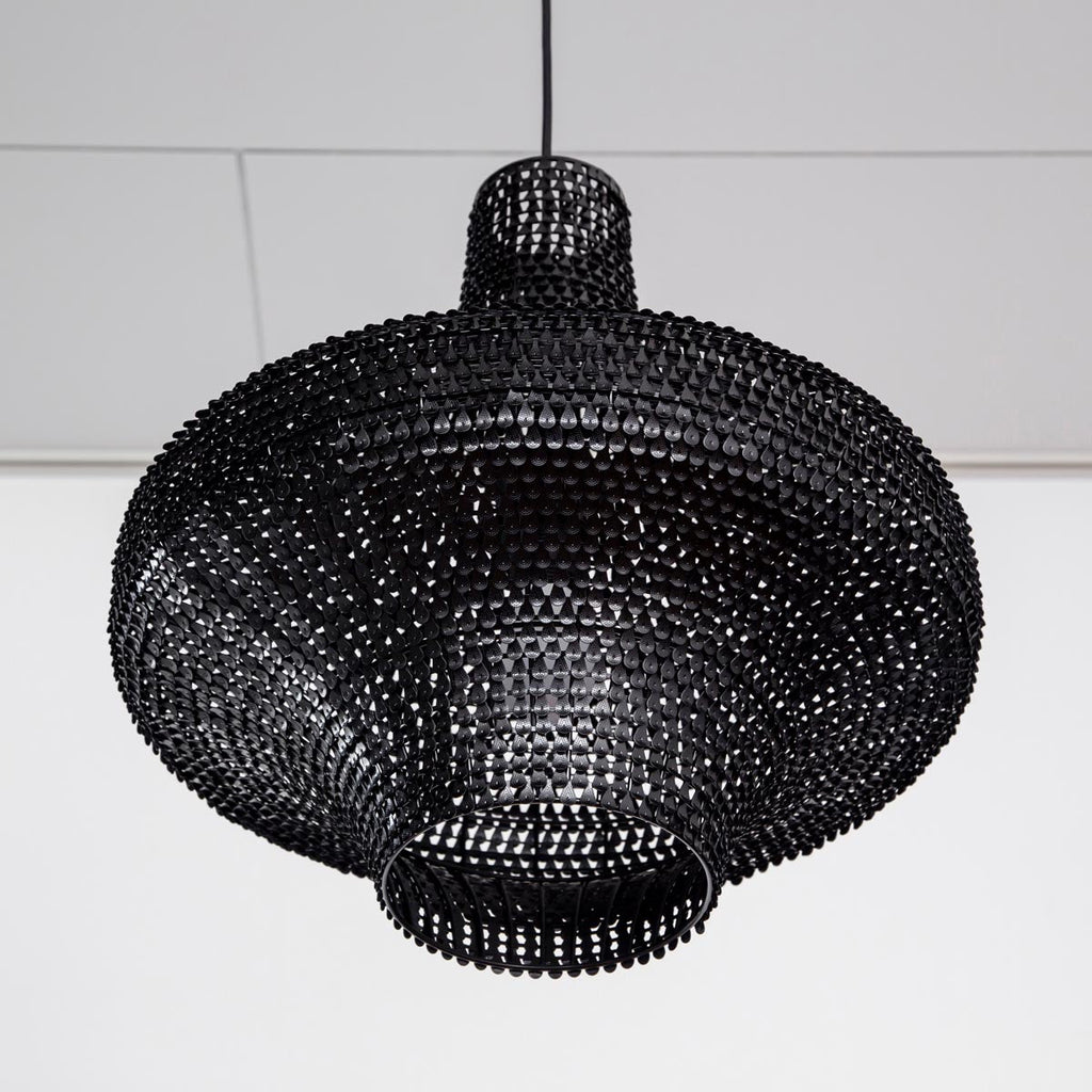 手作りの鉄のシェードを漆塗りで仕上げたアジアン・シノワズリテイストのペンダントライトL（シェード・下からのアングル）