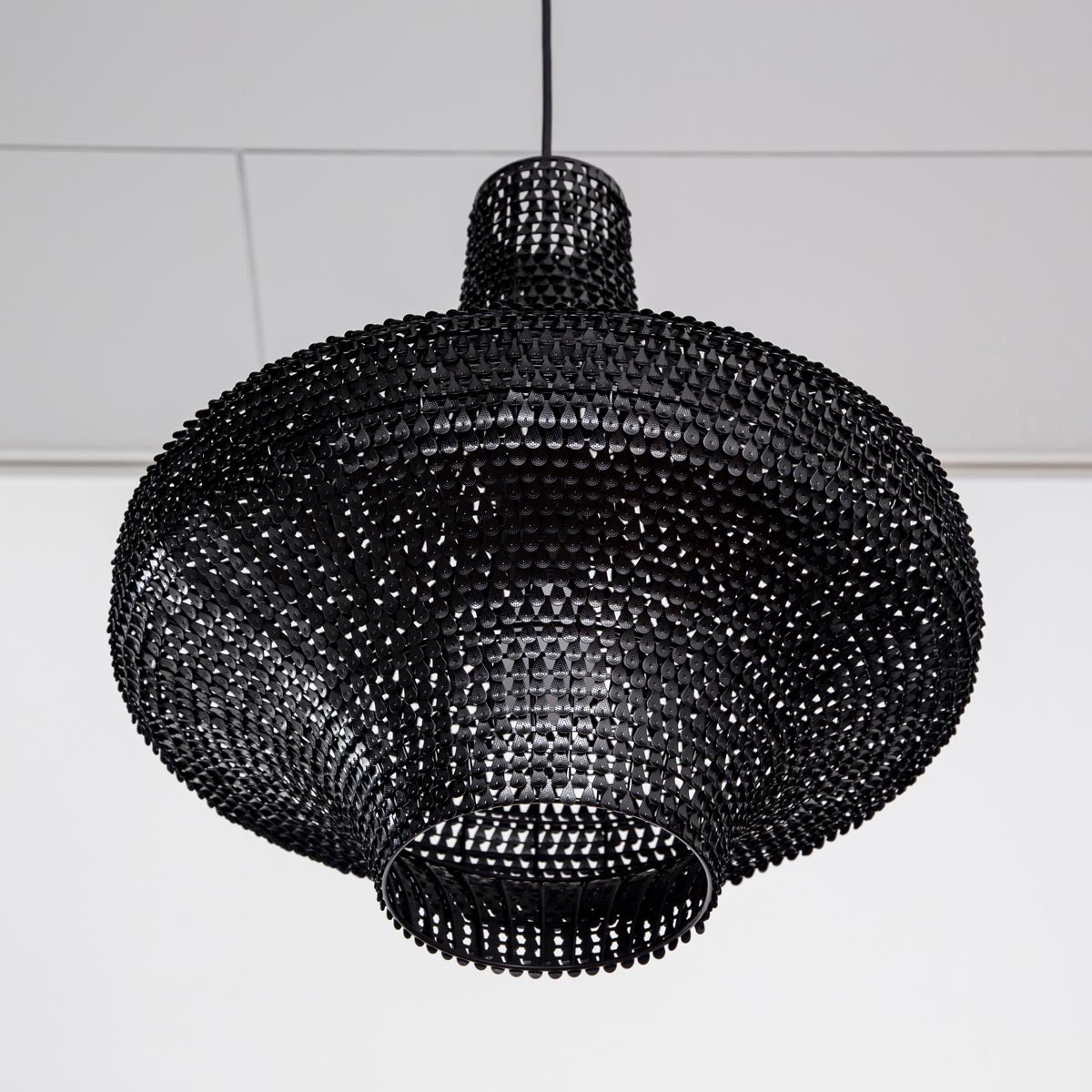 手作りの鉄のシェードを漆塗りで仕上げたアジアン・シノワズリテイストのペンダントライトL（シェード・下からのアングル）