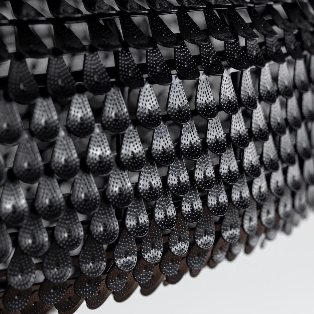 手作りの鉄のシェードを漆塗りで仕上げたアジアン・シノワズリテイストのペンダントライトL（シェード・クローズアップ2）