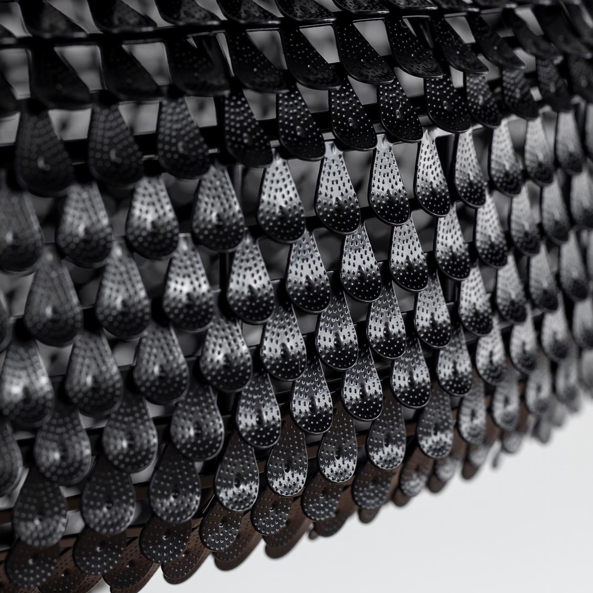 手作りの鉄のシェードを漆塗りで仕上げたアジアン・シノワズリテイストのペンダントライトL（シェード・クローズアップ2）