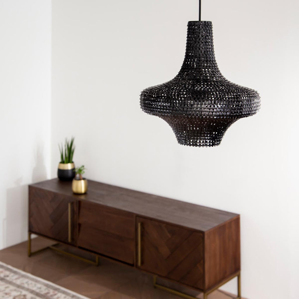手作りの鉄のシェードを漆塗りで仕上げたアジアン・シノワズリテイストのペンダントライトMの使用例