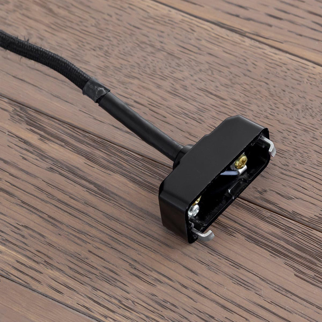 手作りの鉄のシェードを漆塗りで仕上げたアジアン・シノワズリテイストのペンダントライト（コード部分）