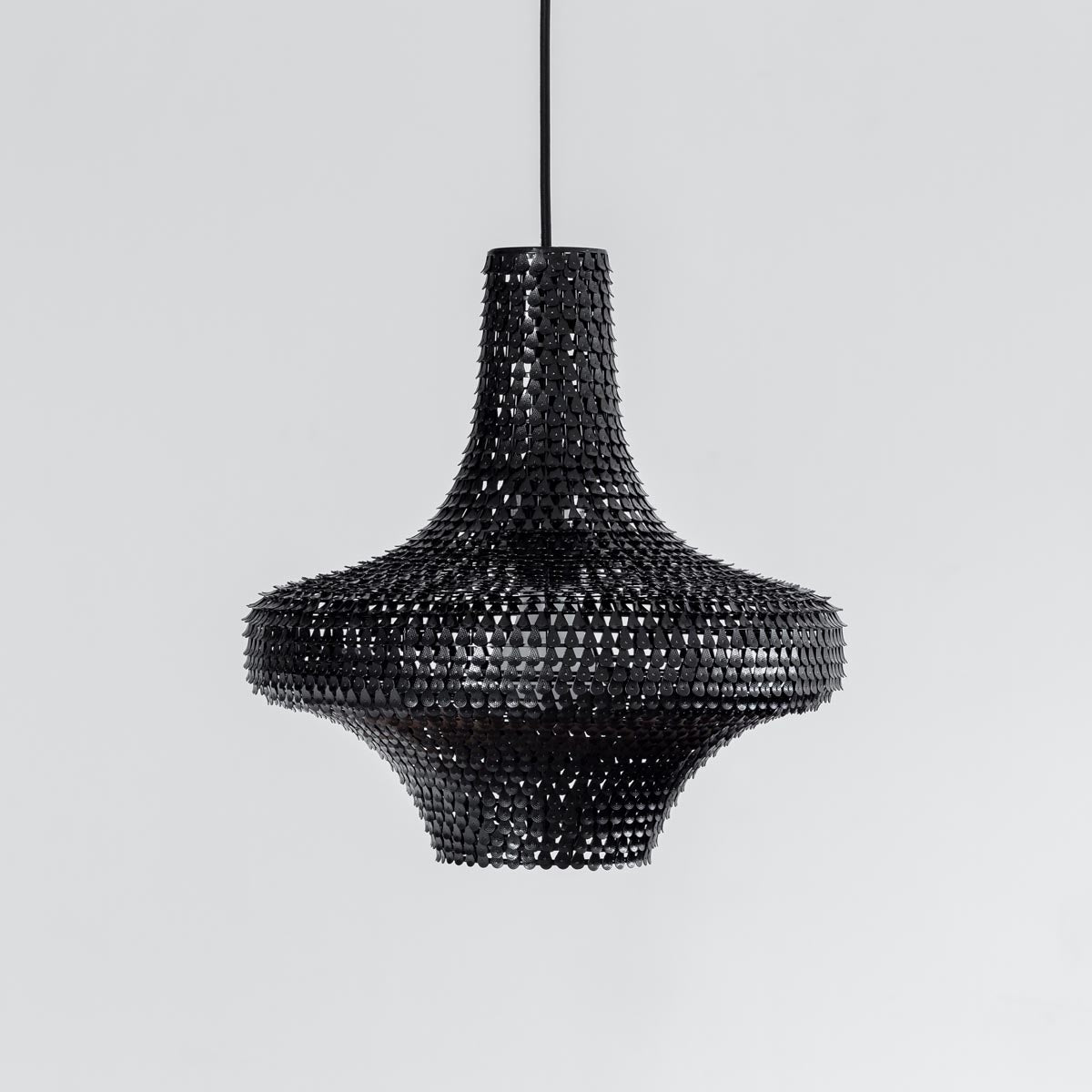 手作りの鉄のシェードを漆塗りで仕上げたアジアン・シノワズリテイストのペンダントライトM