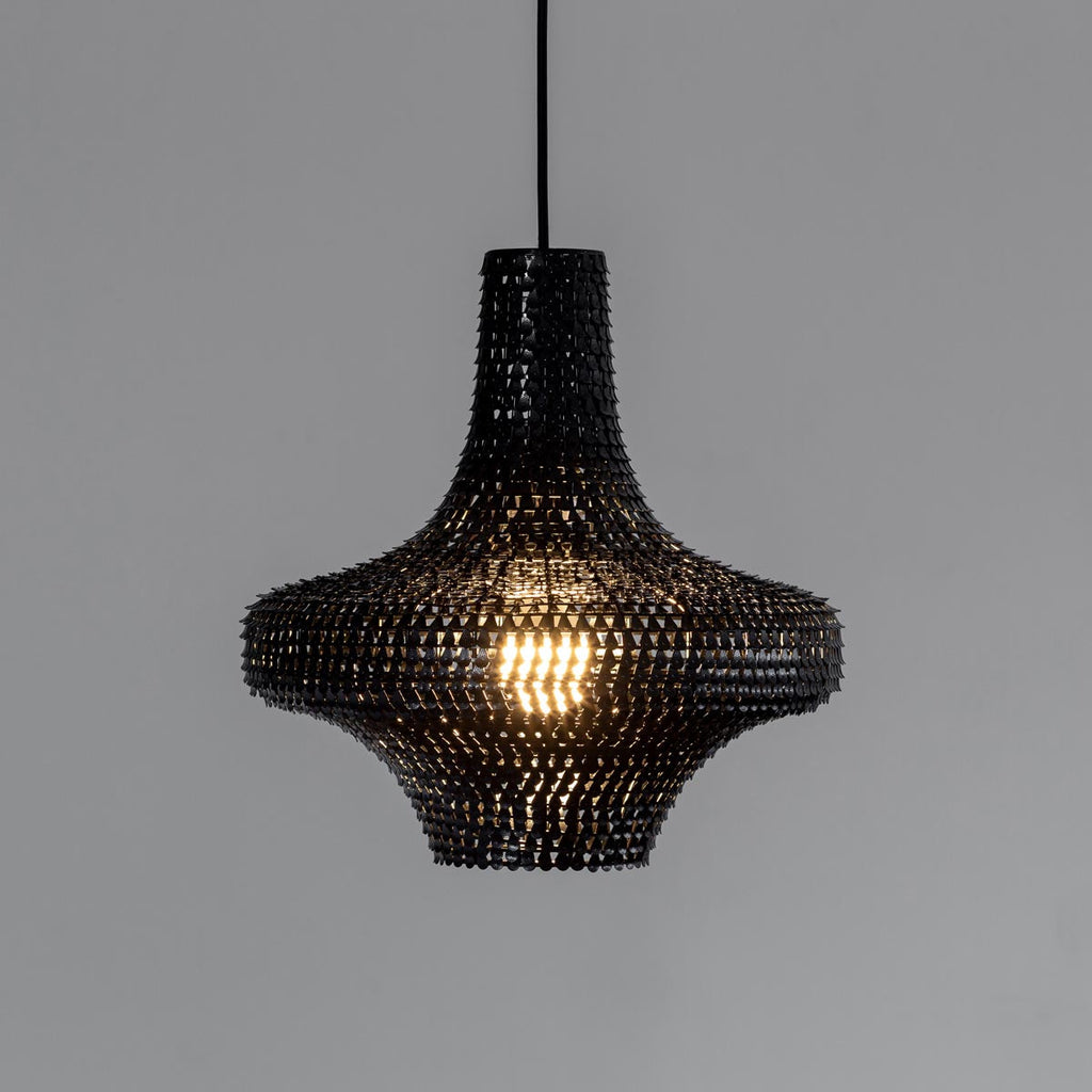 手作りの鉄のシェードを漆塗りで仕上げたアジアン・シノワズリテイストのペンダントライトM（点灯時）