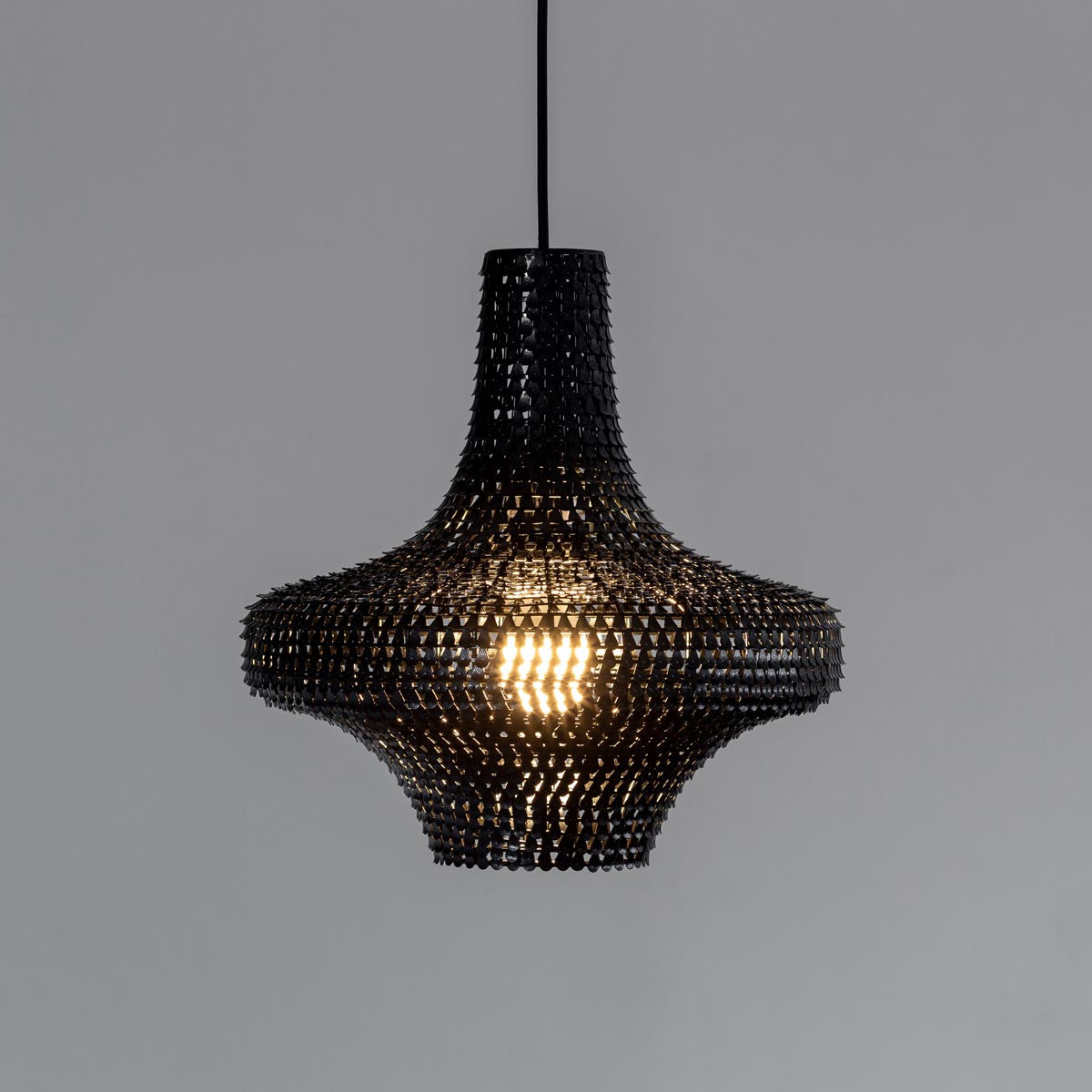 手作りの鉄のシェードを漆塗りで仕上げたアジアン・シノワズリテイストのペンダントライトM（点灯時）