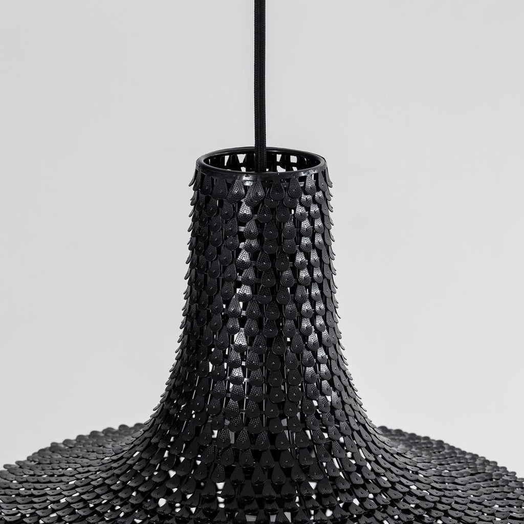 手作りの鉄のシェードを漆塗りで仕上げたアジアン・シノワズリテイストのペンダントライトM（シェード・上からのアングル）