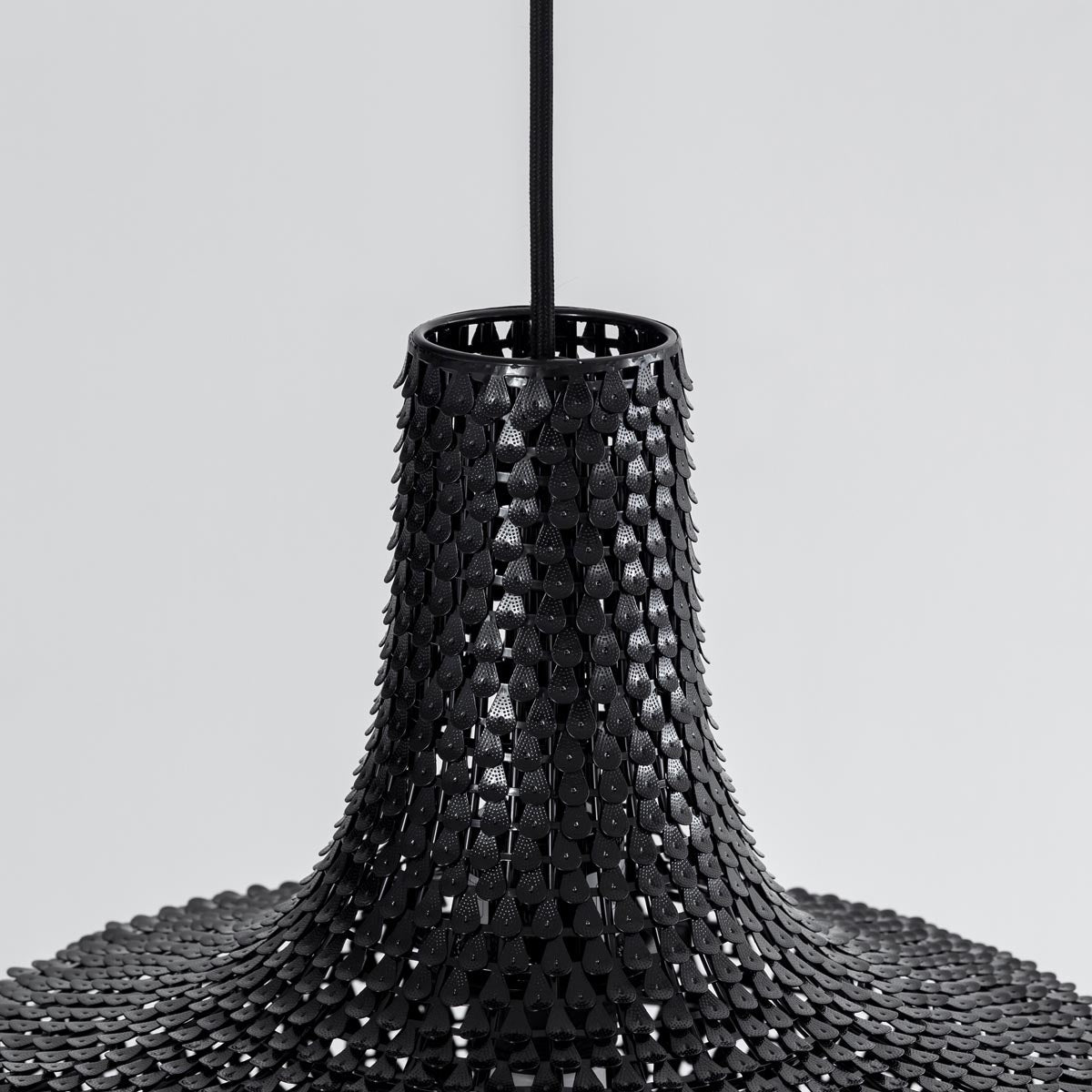 手作りの鉄のシェードを漆塗りで仕上げたアジアン・シノワズリテイストのペンダントライトM（シェード・上からのアングル）