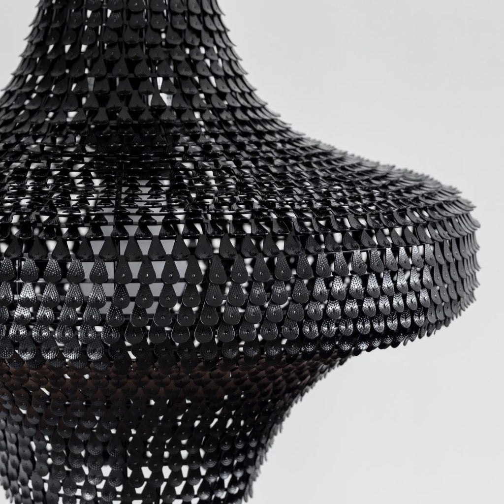 手作りの鉄のシェードを漆塗りで仕上げたアジアン・シノワズリテイストのペンダントライトM（シェード・クローズアップ1）