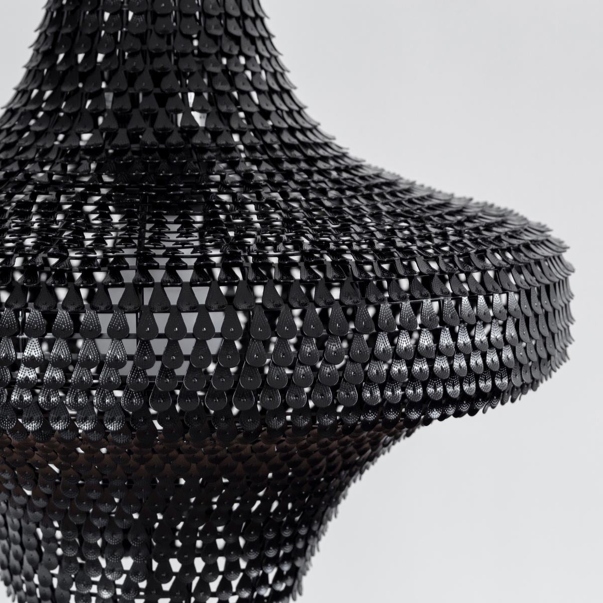 手作りの鉄のシェードを漆塗りで仕上げたアジアン・シノワズリテイストのペンダントライトM（シェード・クローズアップ1）